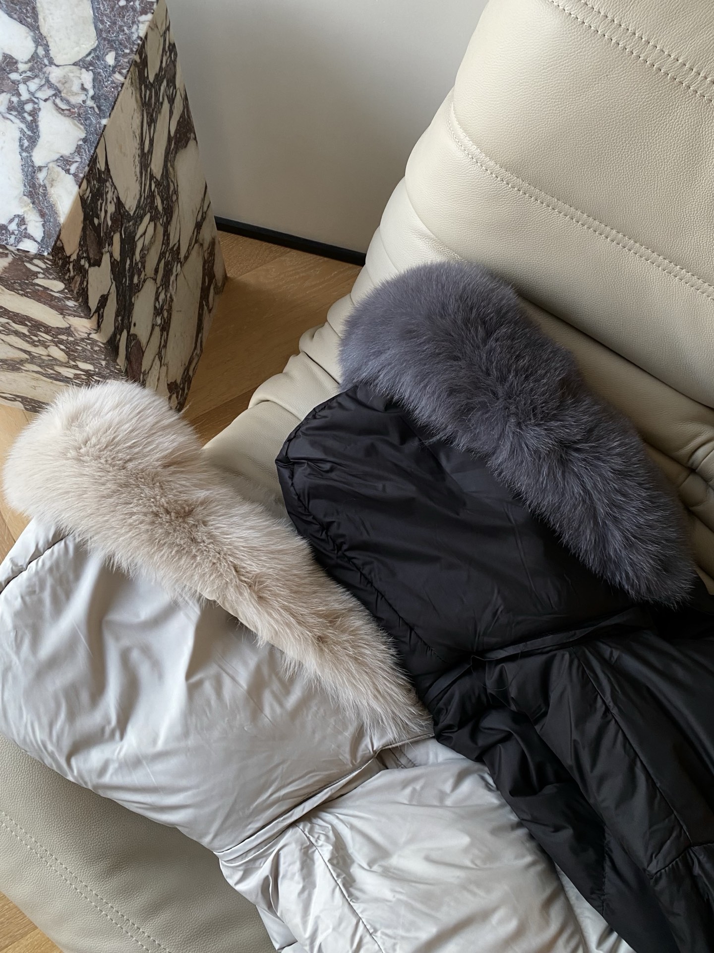 25。F秋冬 白鹅绒毛领羽绒服 奶白色行走的温柔滤镜软乎乎还显白 黑款配灰毛领是低调显贵模板 酷妹穿直接