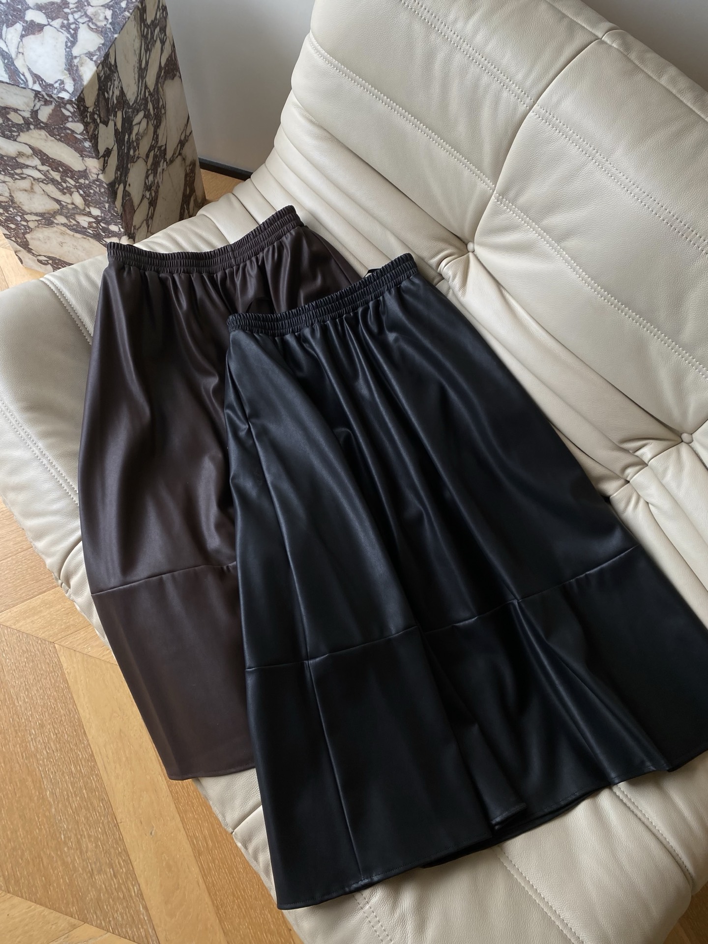 25。F秋冬 韩系章鱼蛋白皮半裙 甄选优质蛋白皮秋冬必备单品 拥有自带氛围的哑光质感 又酷又软可甜可盐把