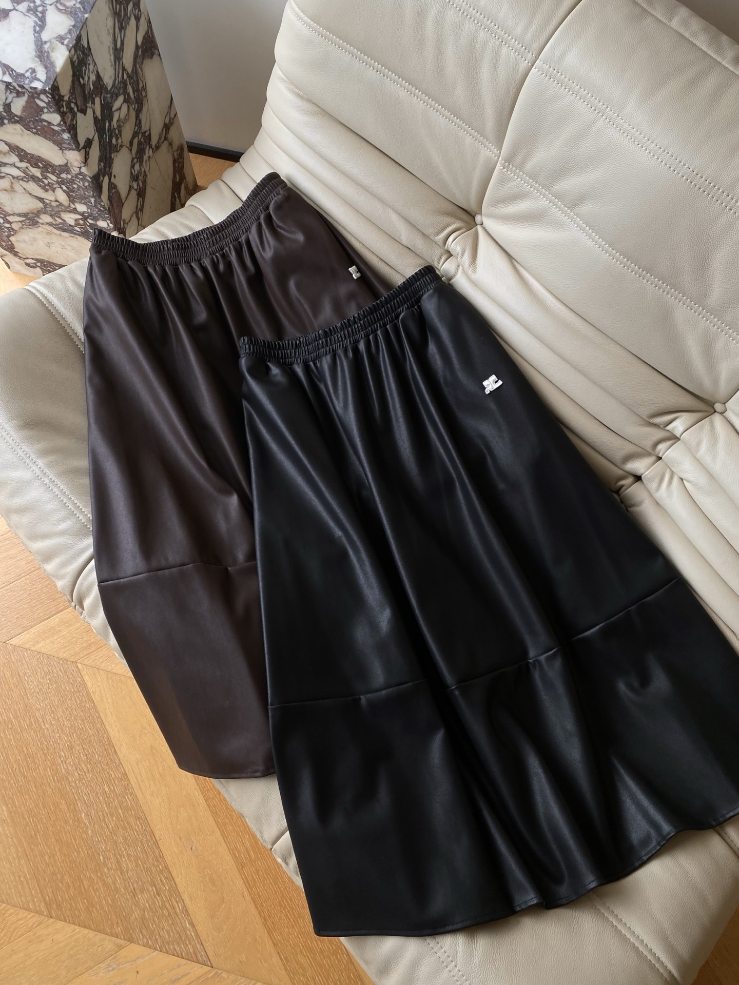 25。F秋冬 韩系章鱼蛋白皮半裙 甄选优质蛋白皮秋冬必备单品 拥有自带氛围的哑光质感 又酷又软可甜可盐把