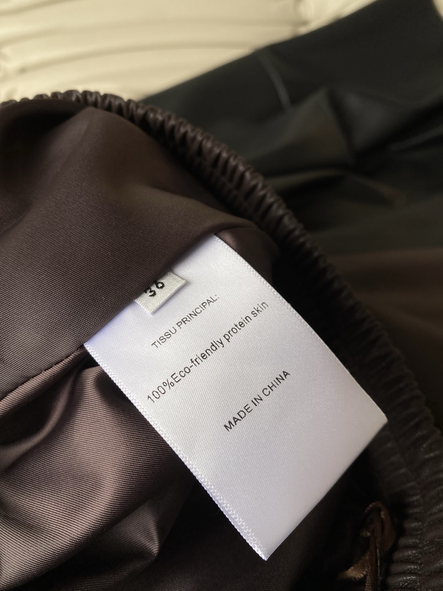 25。F秋冬 韩系章鱼蛋白皮半裙 甄选优质蛋白皮秋冬必备单品 拥有自带氛围的哑光质感 又酷又软可甜可盐把