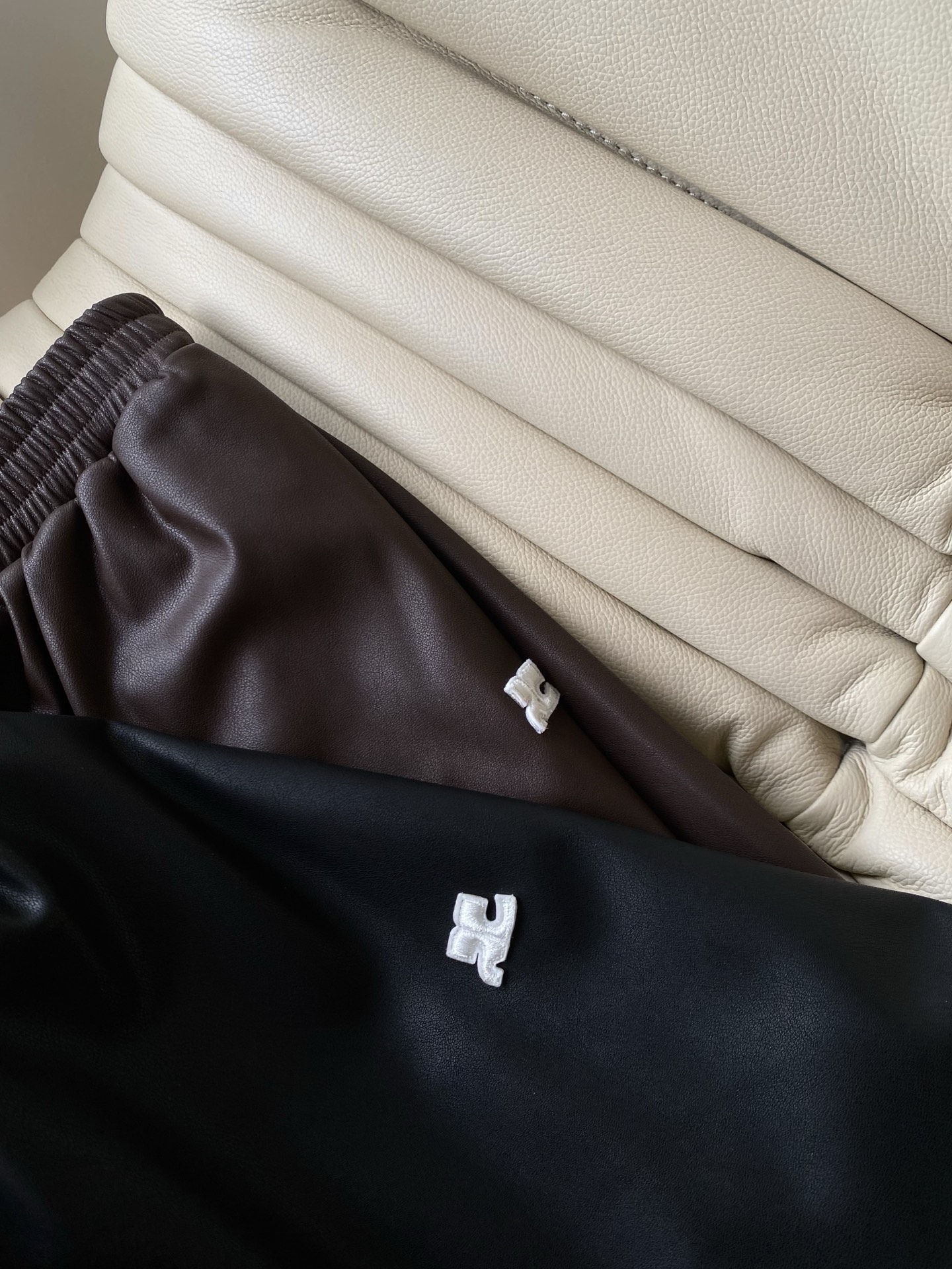 25。F秋冬 韩系章鱼蛋白皮半裙 甄选优质蛋白皮秋冬必备单品 拥有自带氛围的哑光质感 又酷又软可甜可盐把