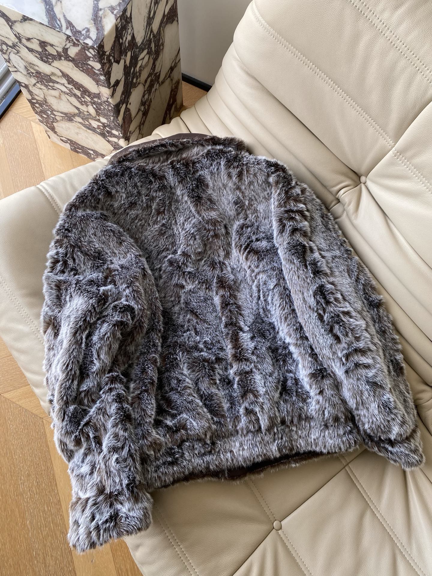 25。F秋冬 美式正反两面穿貉子毛夹克外套 摸的到的冬日暖调 咖啡棕色带着一点哑光质感 内里全毛包裹住的