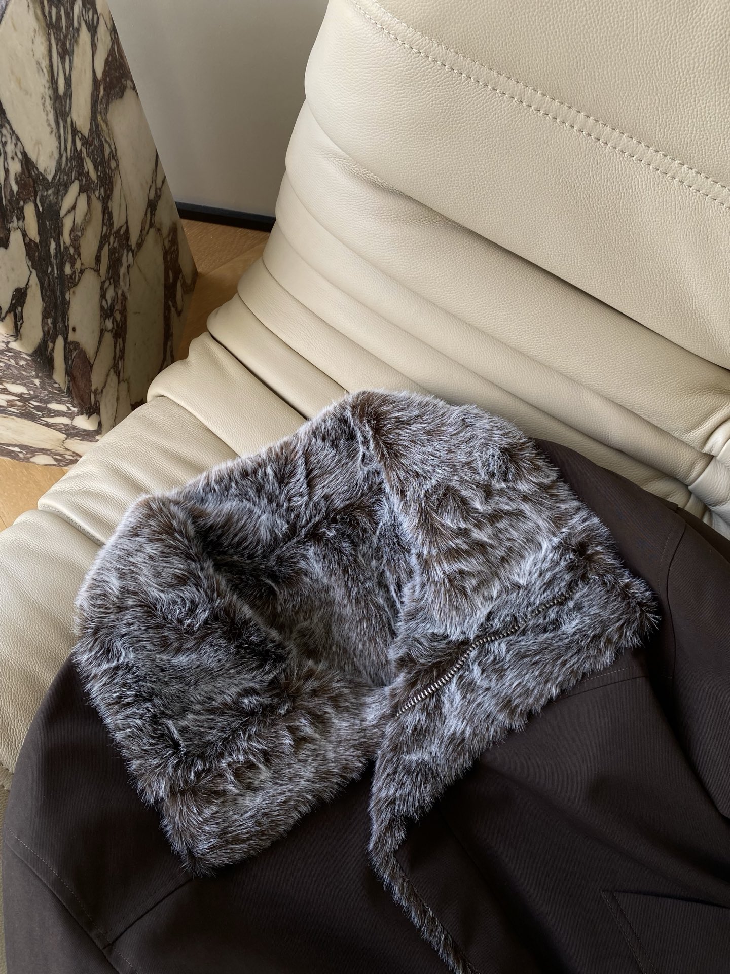 25。F秋冬 美式正反两面穿貉子毛夹克外套 摸的到的冬日暖调 咖啡棕色带着一点哑光质感 内里全毛包裹住的