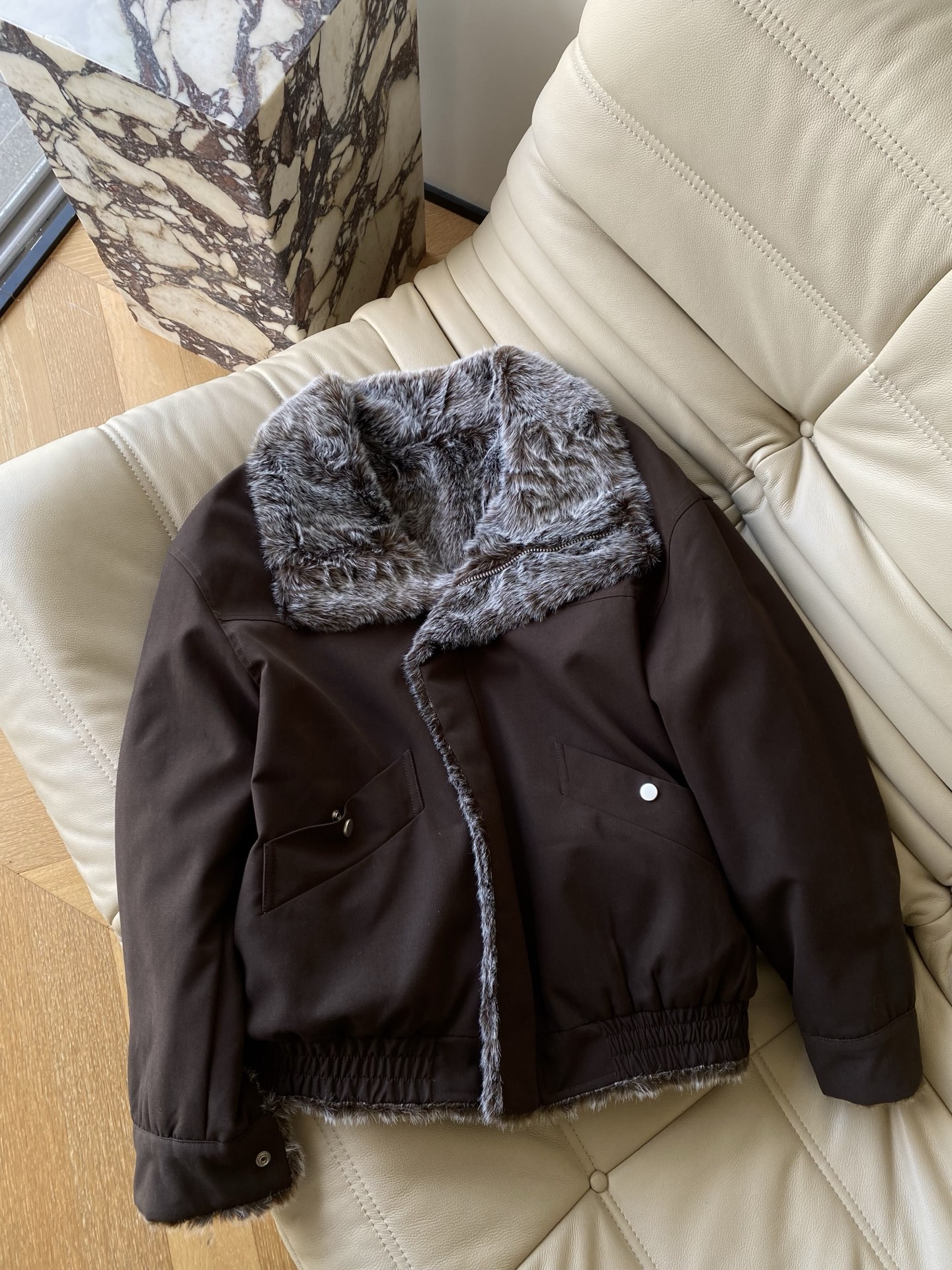 25。F秋冬 美式正反两面穿貉子毛夹克外套 摸的到的冬日暖调 咖啡棕色带着一点哑光质感 内里全毛包裹住的