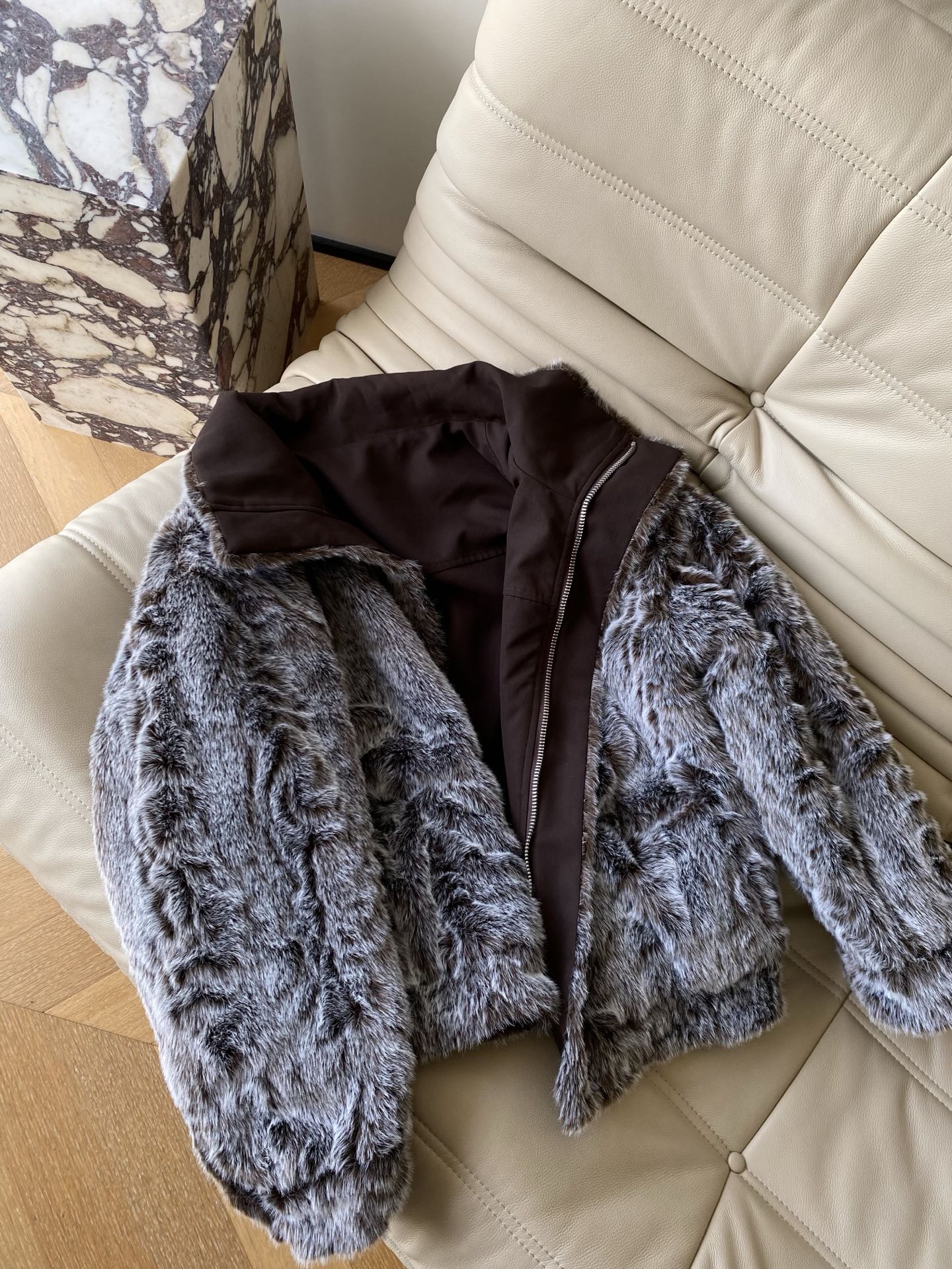 25。F秋冬 美式正反两面穿貉子毛夹克外套 摸的到的冬日暖调 咖啡棕色带着一点哑光质感 内里全毛包裹住的