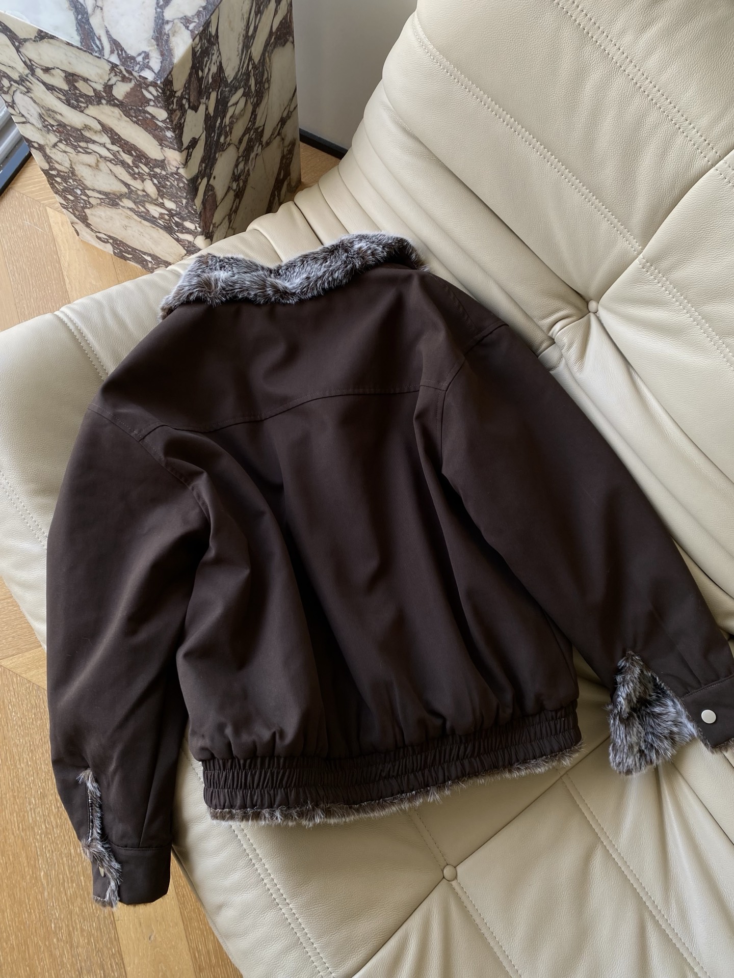 25。F秋冬 美式正反两面穿貉子毛夹克外套 摸的到的冬日暖调 咖啡棕色带着一点哑光质感 内里全毛包裹住的