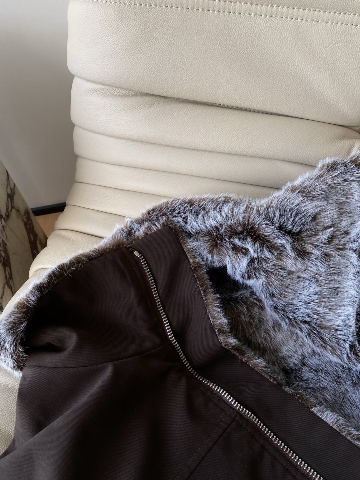 25。F秋冬 美式正反两面穿貉子毛夹克外套 摸的到的冬日暖调 咖啡棕色带着一点哑光质感 内里全毛包裹住的