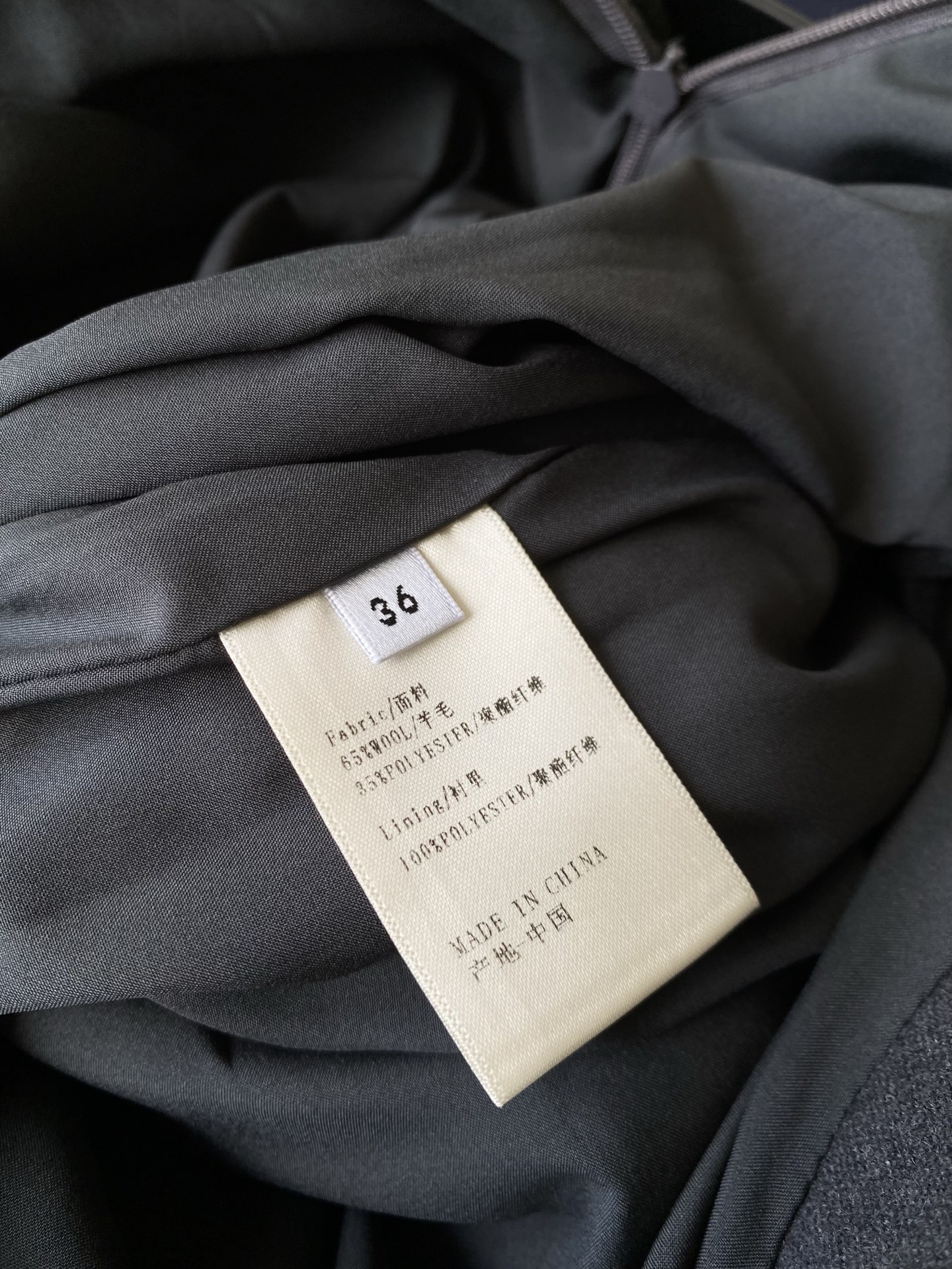 25。F秋冬 韩系学院风百褶羊毛半裙 极致细腻的羊毛面料结合精致剪裁的褶皱组合而成的半裙版型设计更为妥帖