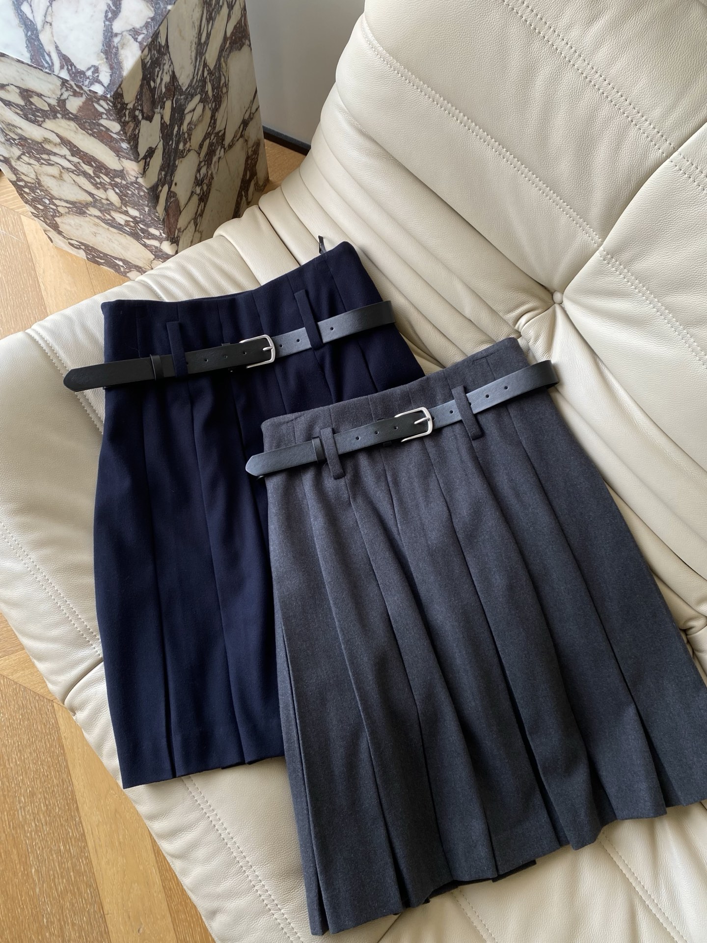 25。F秋冬 韩系学院风百褶羊毛半裙 极致细腻的羊毛面料结合精致剪裁的褶皱组合而成的半裙版型设计更为妥帖