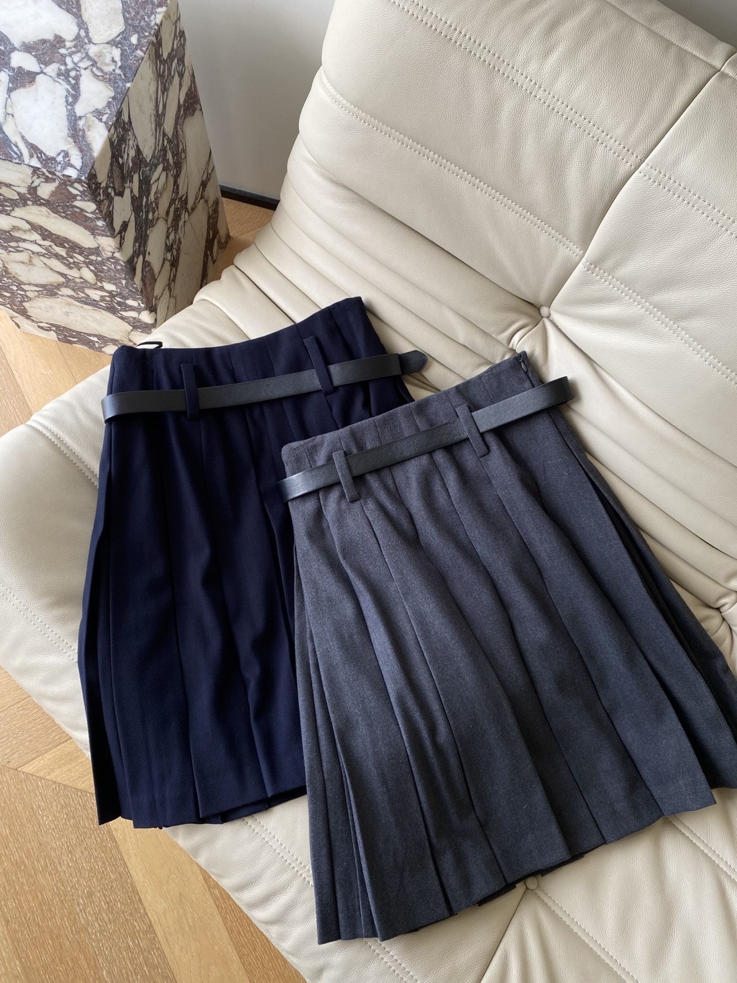 25。F秋冬 韩系学院风百褶羊毛半裙 极致细腻的羊毛面料结合精致剪裁的褶皱组合而成的半裙版型设计更为妥帖