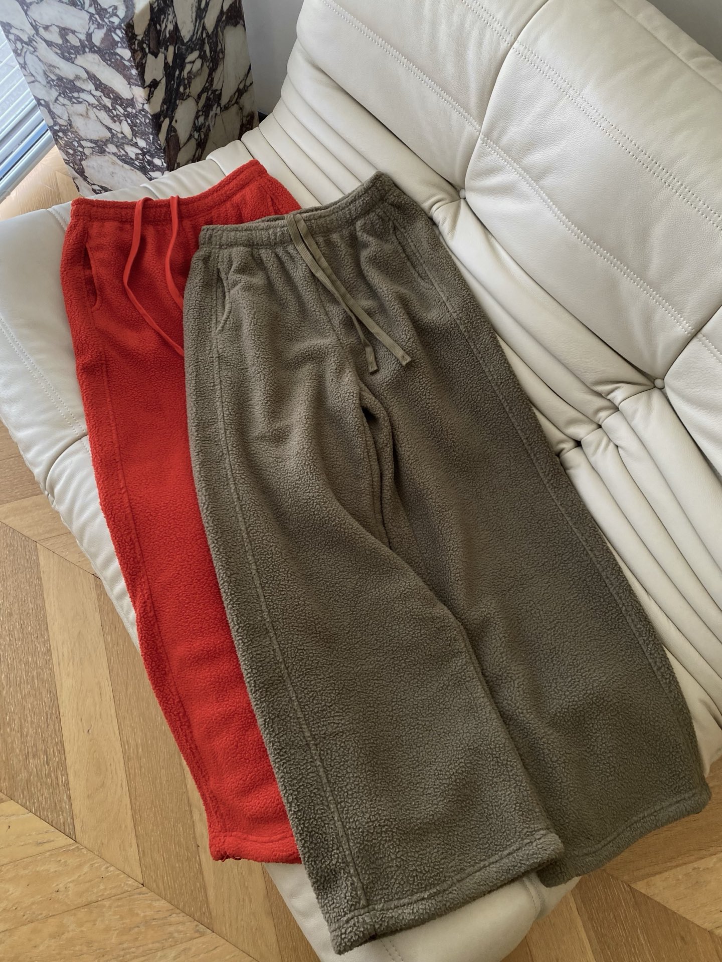 25。F秋冬 松弛感摇粒绒糖果裤 不用费心的宅家松弛感 自带暖色调氛围感 抓绒的纹理是细密的小圈层加上舒