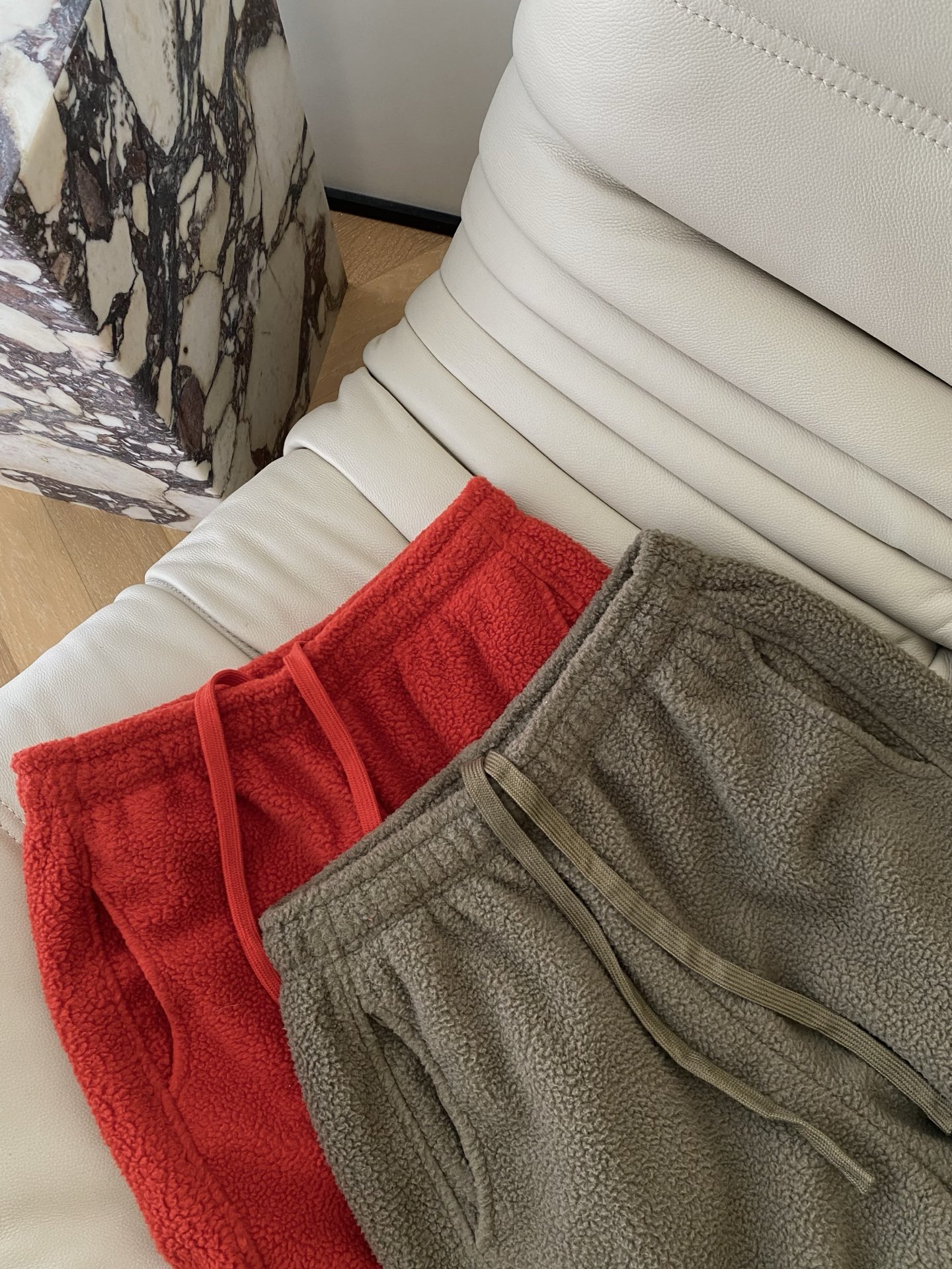 25。F秋冬 松弛感摇粒绒糖果裤 不用费心的宅家松弛感 自带暖色调氛围感 抓绒的纹理是细密的小圈层加上舒