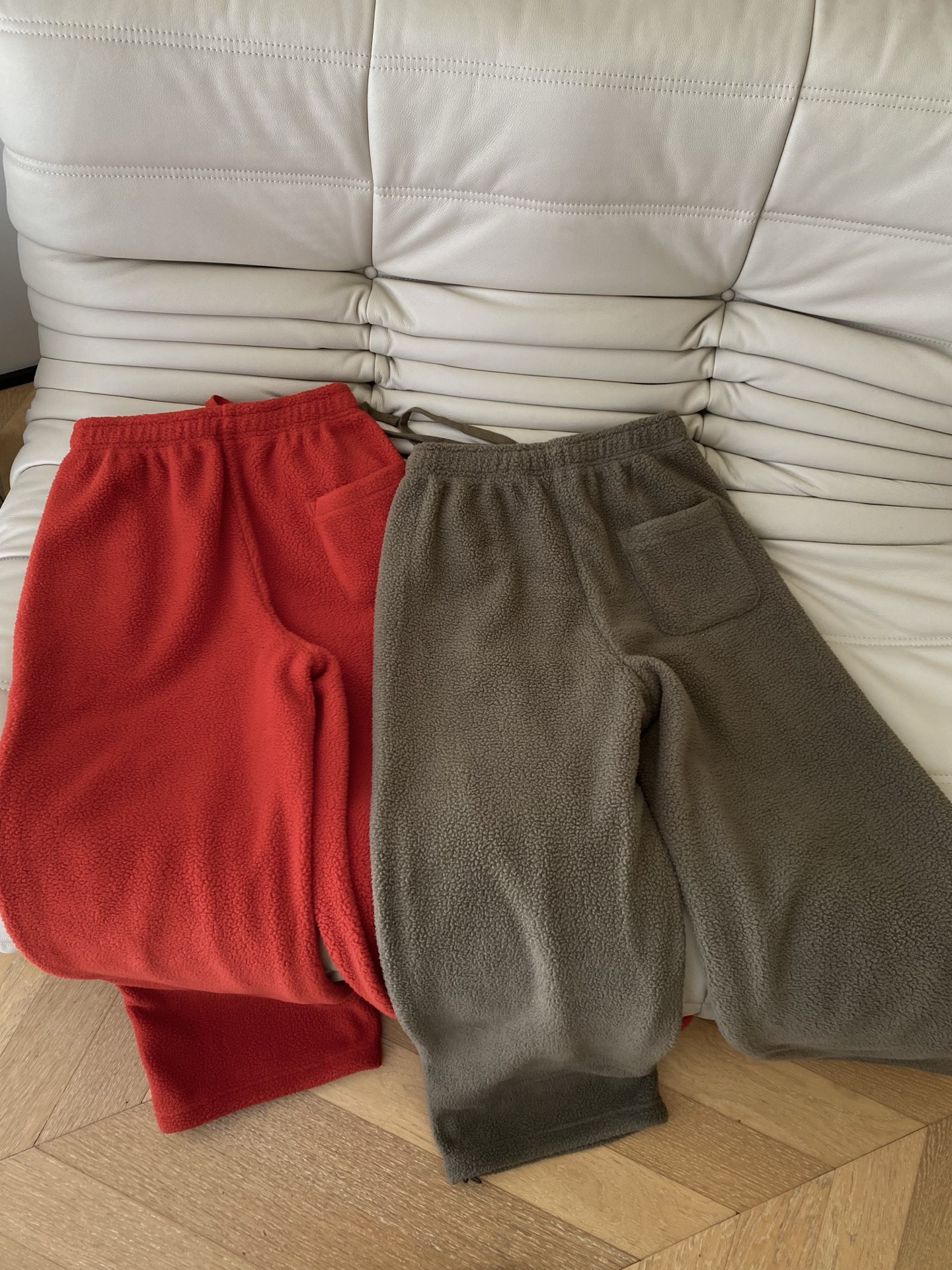 25。F秋冬 松弛感摇粒绒糖果裤 不用费心的宅家松弛感 自带暖色调氛围感 抓绒的纹理是细密的小圈层加上舒