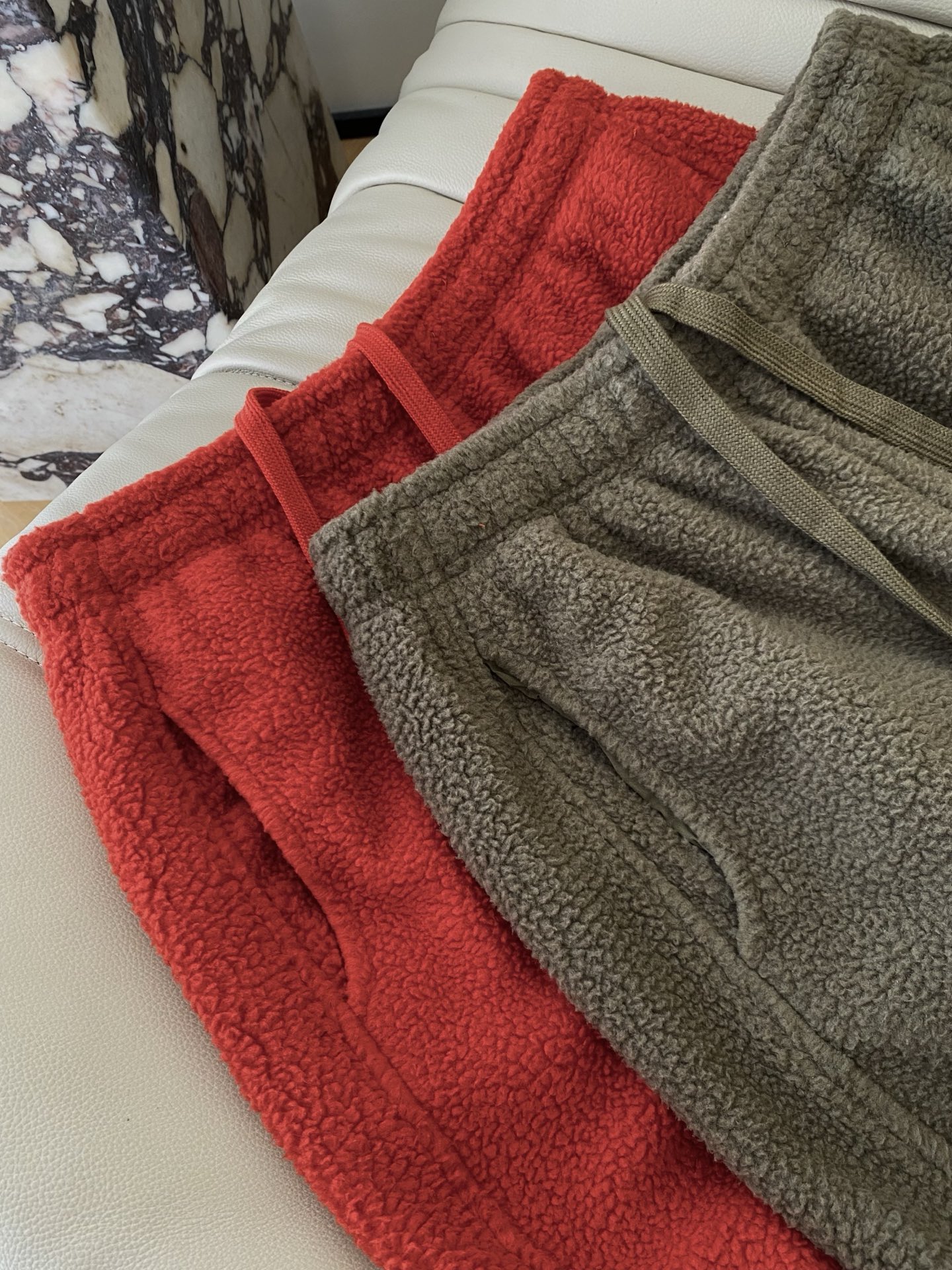 25。F秋冬 松弛感摇粒绒糖果裤 不用费心的宅家松弛感 自带暖色调氛围感 抓绒的纹理是细密的小圈层加上舒