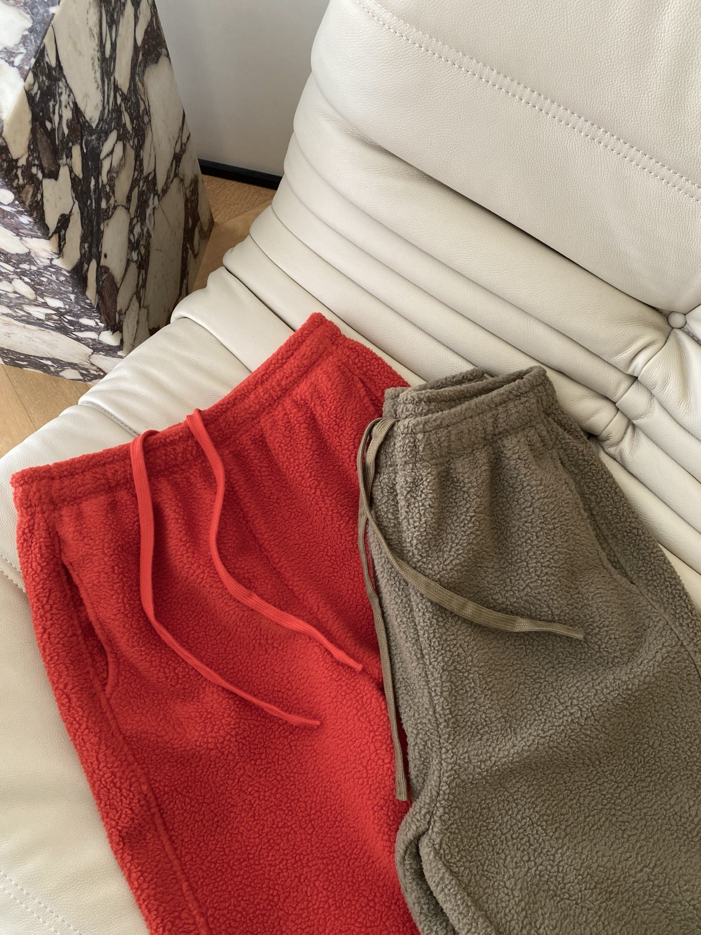 25。F秋冬 松弛感摇粒绒糖果裤 不用费心的宅家松弛感 自带暖色调氛围感 抓绒的纹理是细密的小圈层加上舒