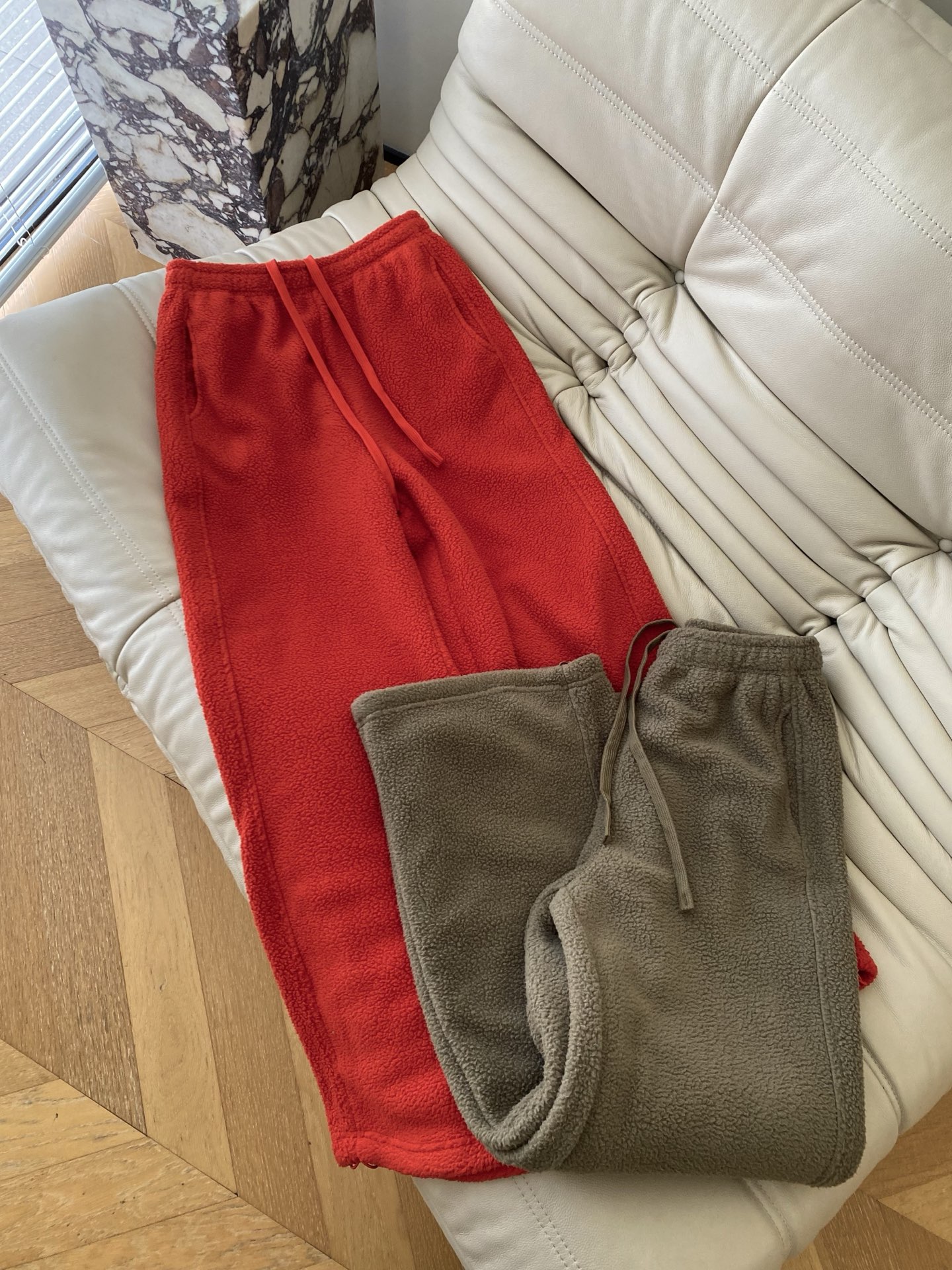 25。F秋冬 松弛感摇粒绒糖果裤 不用费心的宅家松弛感 自带暖色调氛围感 抓绒的纹理是细密的小圈层加上舒