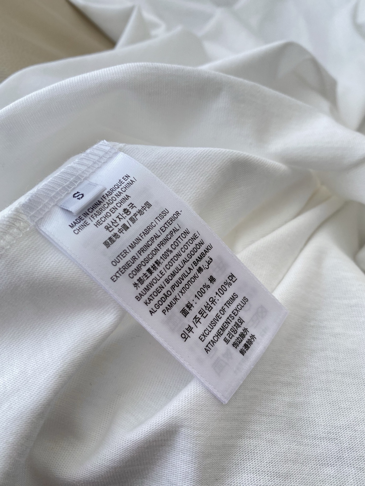 25。F秋冬 棉质圆领长袖刺绣T恤 合体略微宽松的版型 带有弹力高织高棉的面料 前中刺绣图案刺绣吸睛醒目