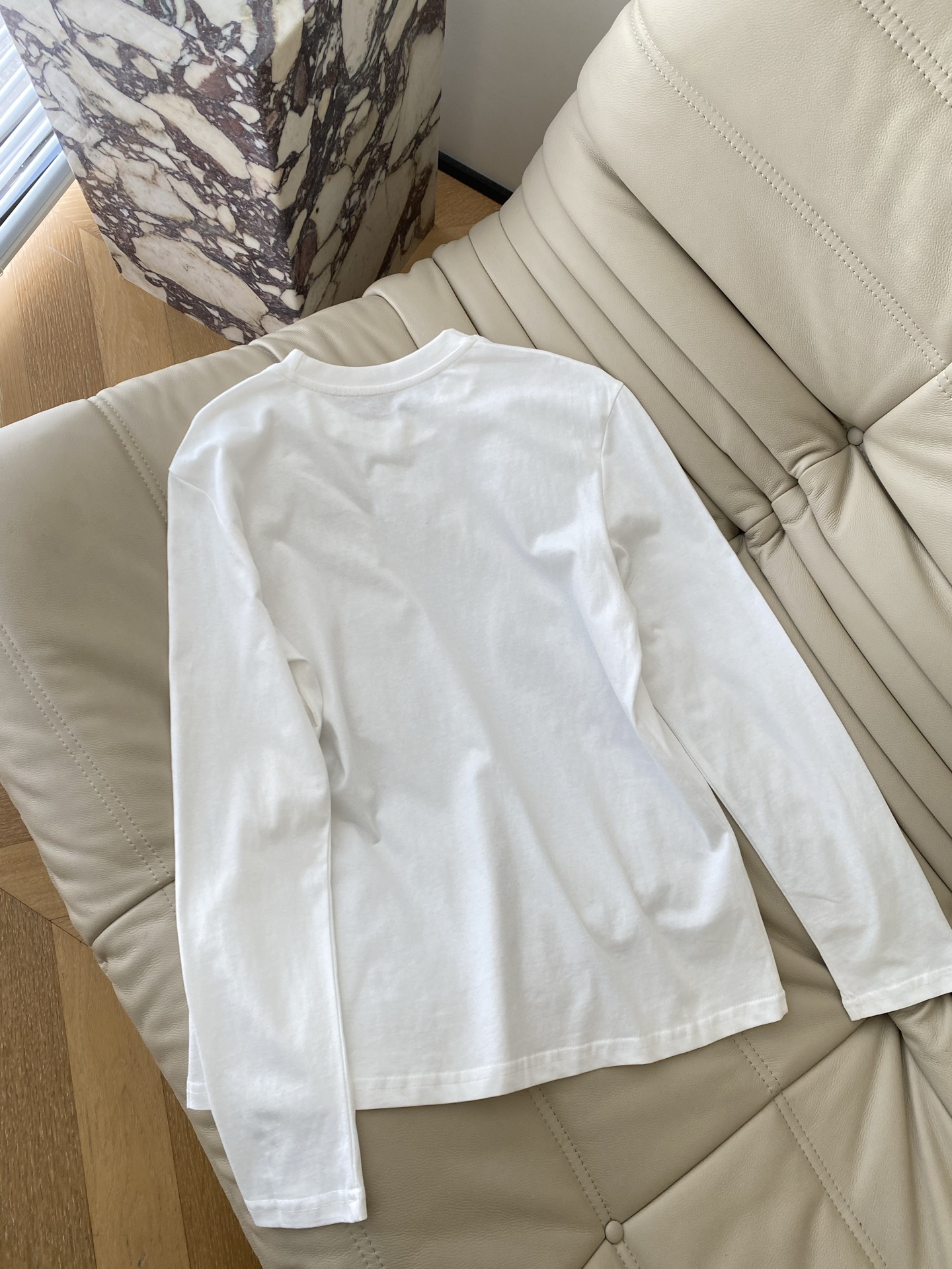 25。F秋冬 棉质圆领长袖刺绣T恤 合体略微宽松的版型 带有弹力高织高棉的面料 前中刺绣图案刺绣吸睛醒目