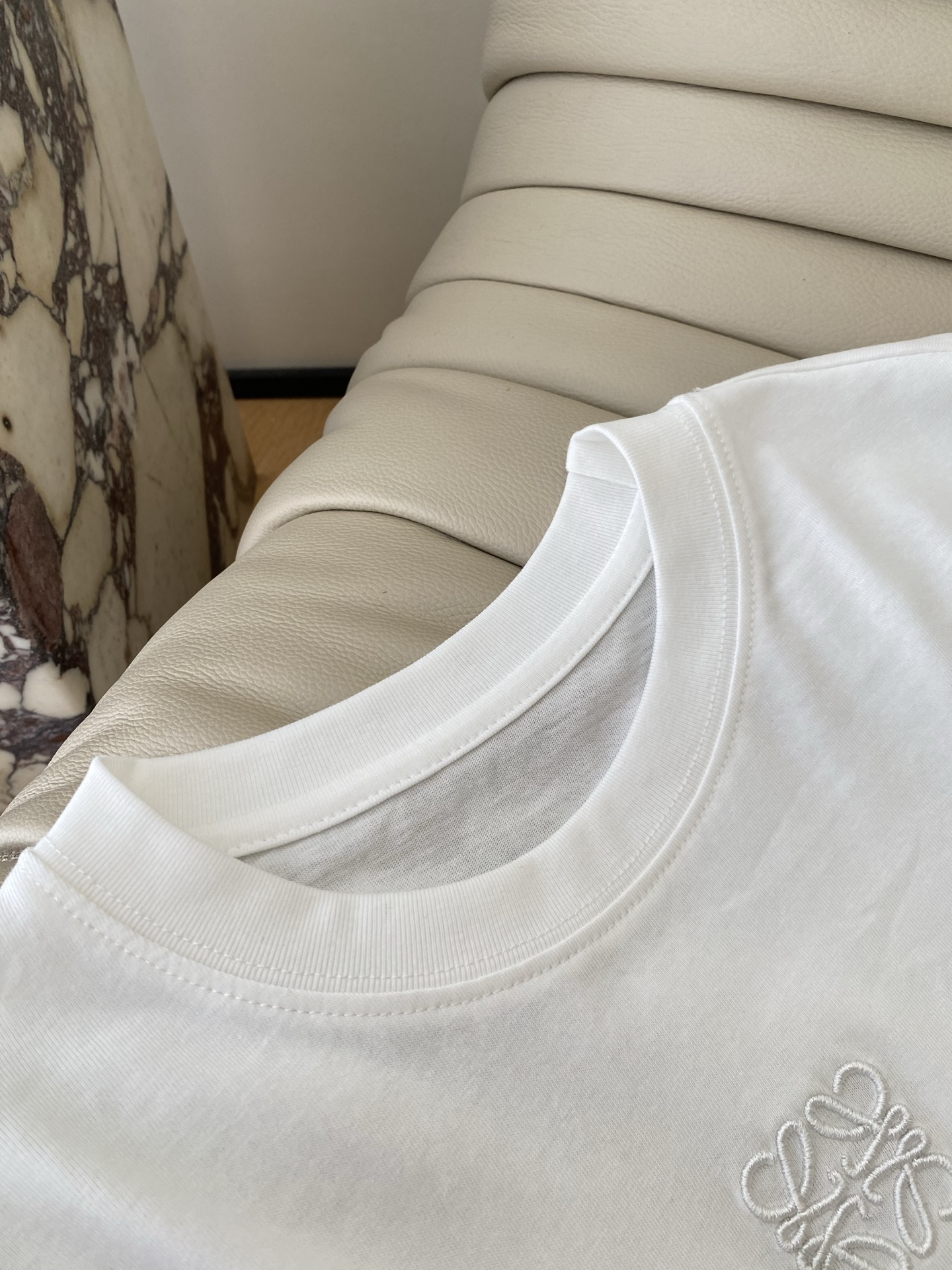 25。F秋冬 棉质圆领长袖刺绣T恤 合体略微宽松的版型 带有弹力高织高棉的面料 前中刺绣图案刺绣吸睛醒目