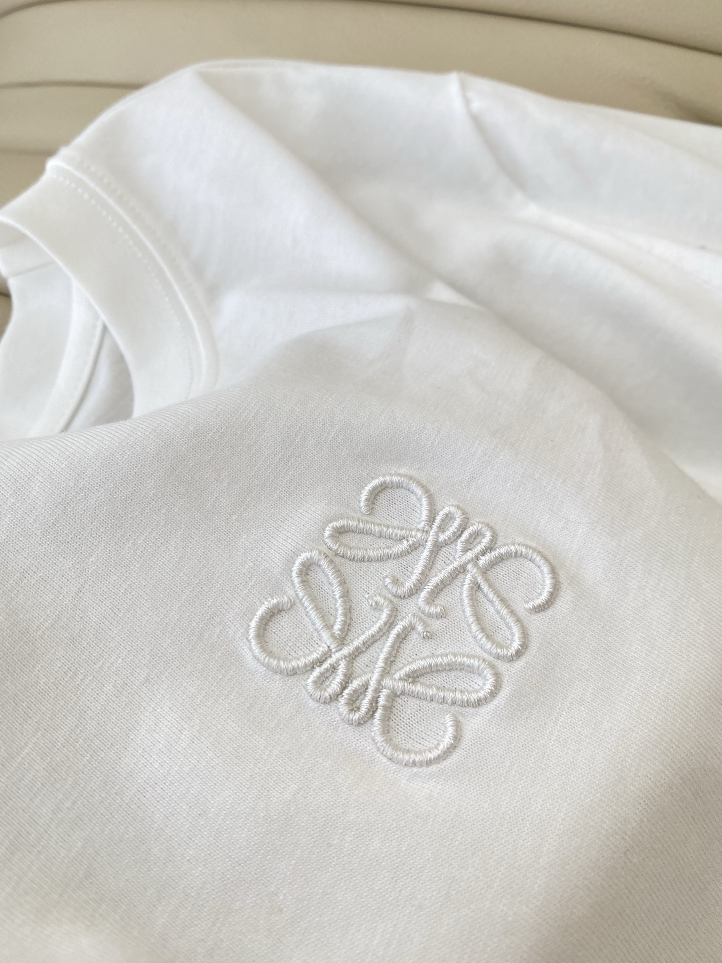 25。F秋冬 棉质圆领长袖刺绣T恤 合体略微宽松的版型 带有弹力高织高棉的面料 前中刺绣图案刺绣吸睛醒目