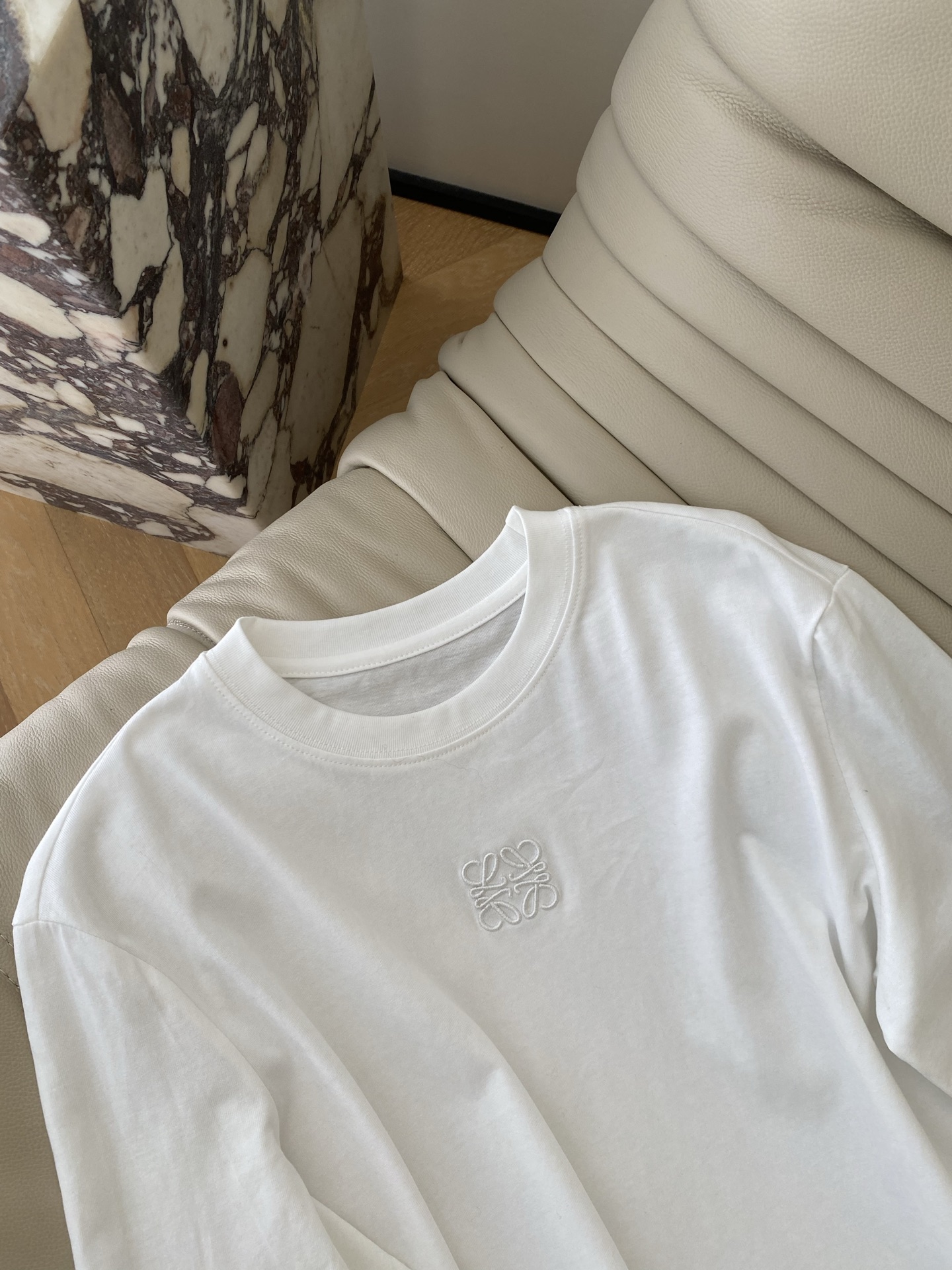 25。F秋冬 棉质圆领长袖刺绣T恤 合体略微宽松的版型 带有弹力高织高棉的面料 前中刺绣图案刺绣吸睛醒目