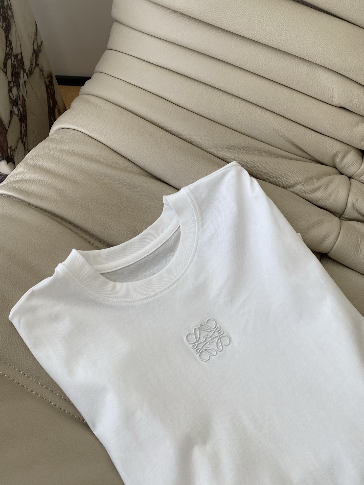 25。F秋冬 棉质圆领长袖刺绣T恤 合体略微宽松的版型 带有弹力高织高棉的面料 前中刺绣图案刺绣吸睛醒目