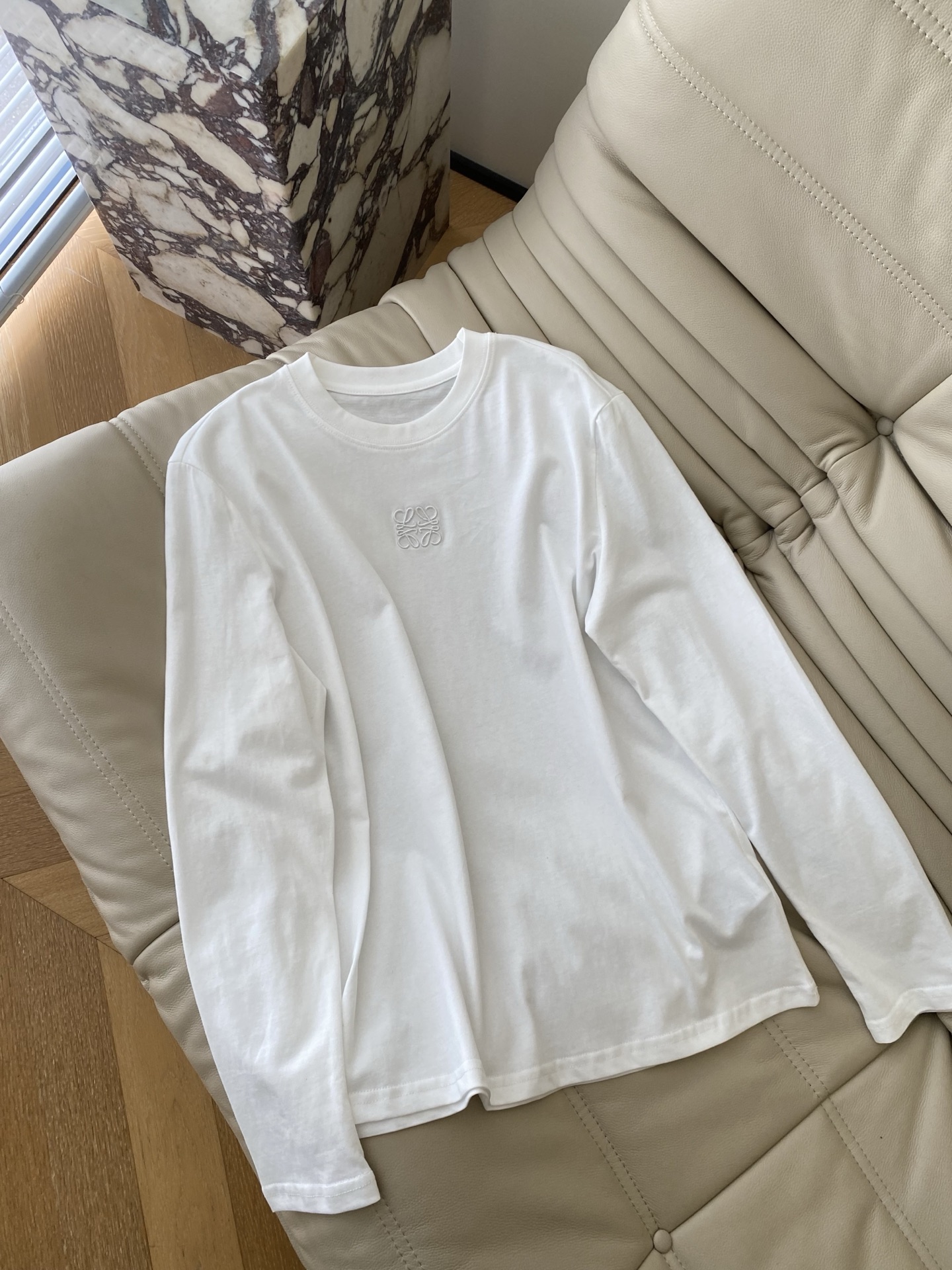 25。F秋冬 棉质圆领长袖刺绣T恤 合体略微宽松的版型 带有弹力高织高棉的面料 前中刺绣图案刺绣吸睛醒目