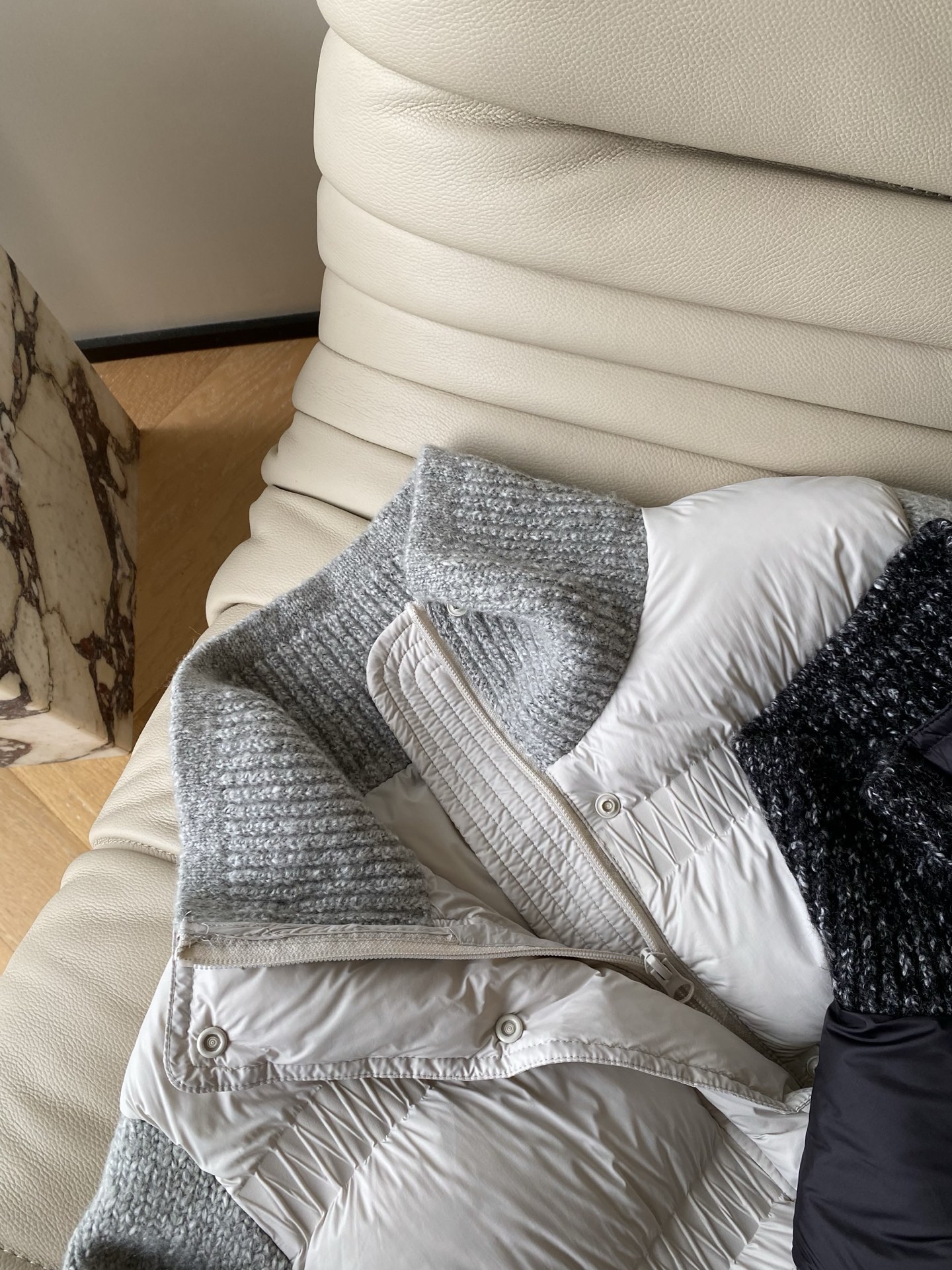 25。F秋冬 韩系氛围感羊毛拼接羽绒服 内里含90绒子含量白鸭绒 整体简约大方大身压绒设计简单独特 手袖