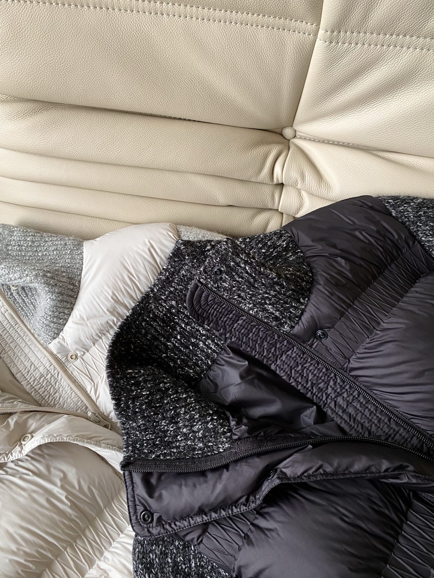 25。F秋冬 韩系氛围感羊毛拼接羽绒服 内里含90绒子含量白鸭绒 整体简约大方大身压绒设计简单独特 手袖