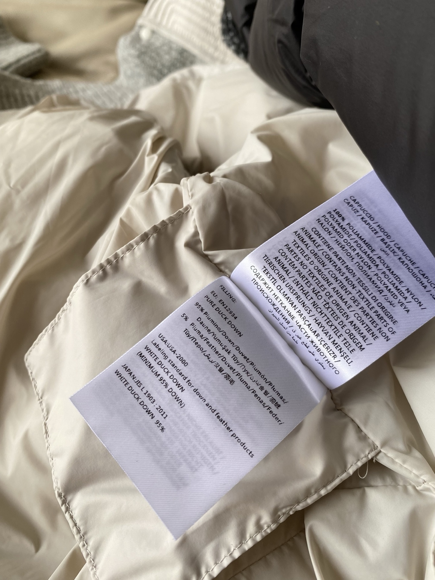 25。F秋冬 韩系氛围感羊毛拼接羽绒服 内里含90绒子含量白鸭绒 整体简约大方大身压绒设计简单独特 手袖