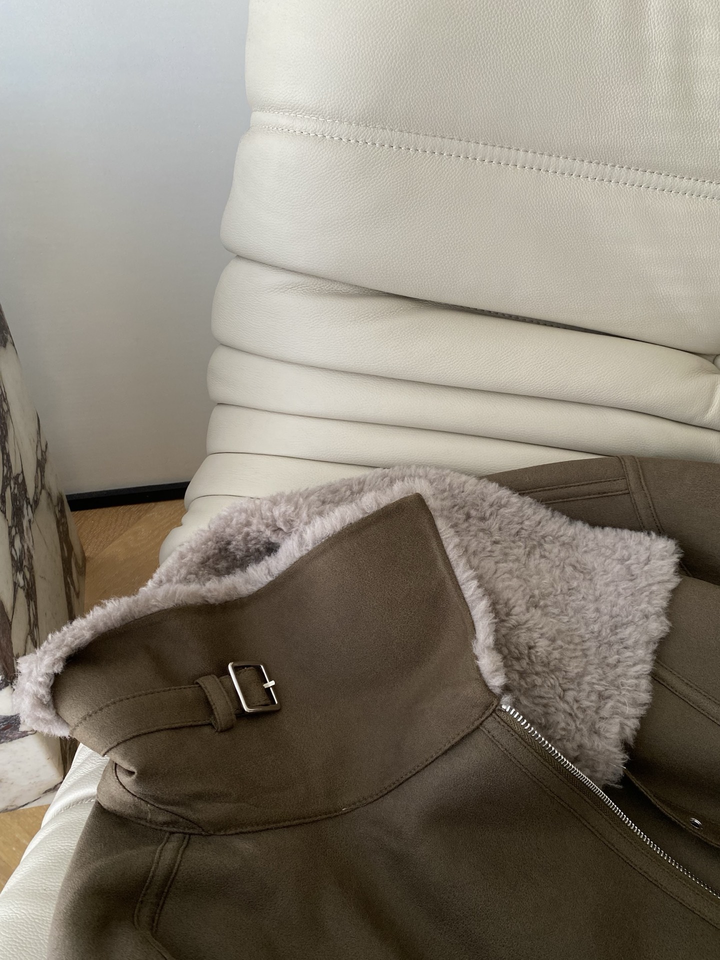 25。F秋冬 巴恩风麂皮澳毛外套 麂皮的软与澳州羊毛绒相结合形成独特的暖冬时尚 领口设计可立领扣防风保暖