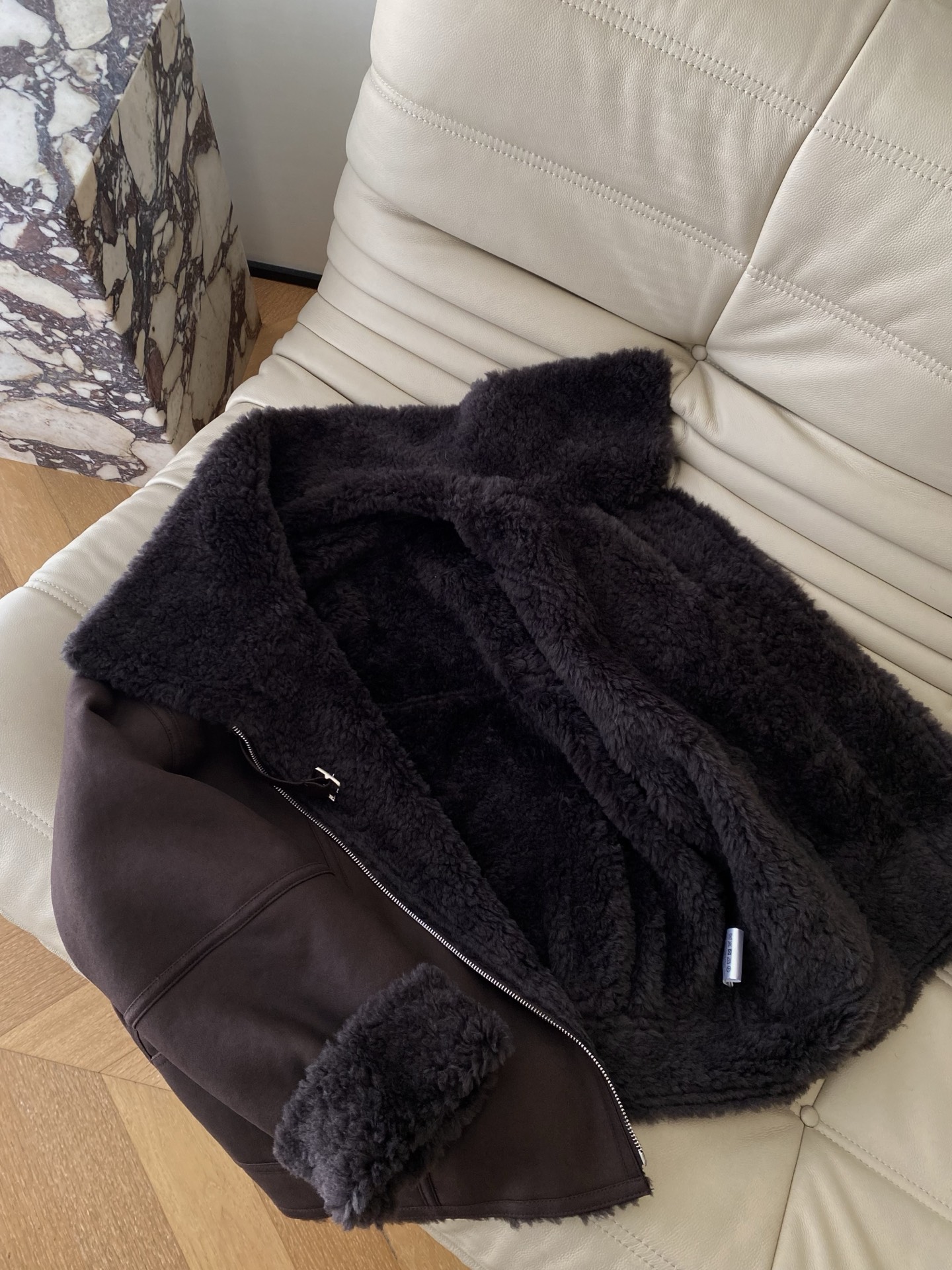 25。F秋冬 巴恩风麂皮澳毛外套 麂皮的软与澳州羊毛绒相结合形成独特的暖冬时尚 领口设计可立领扣防风保暖