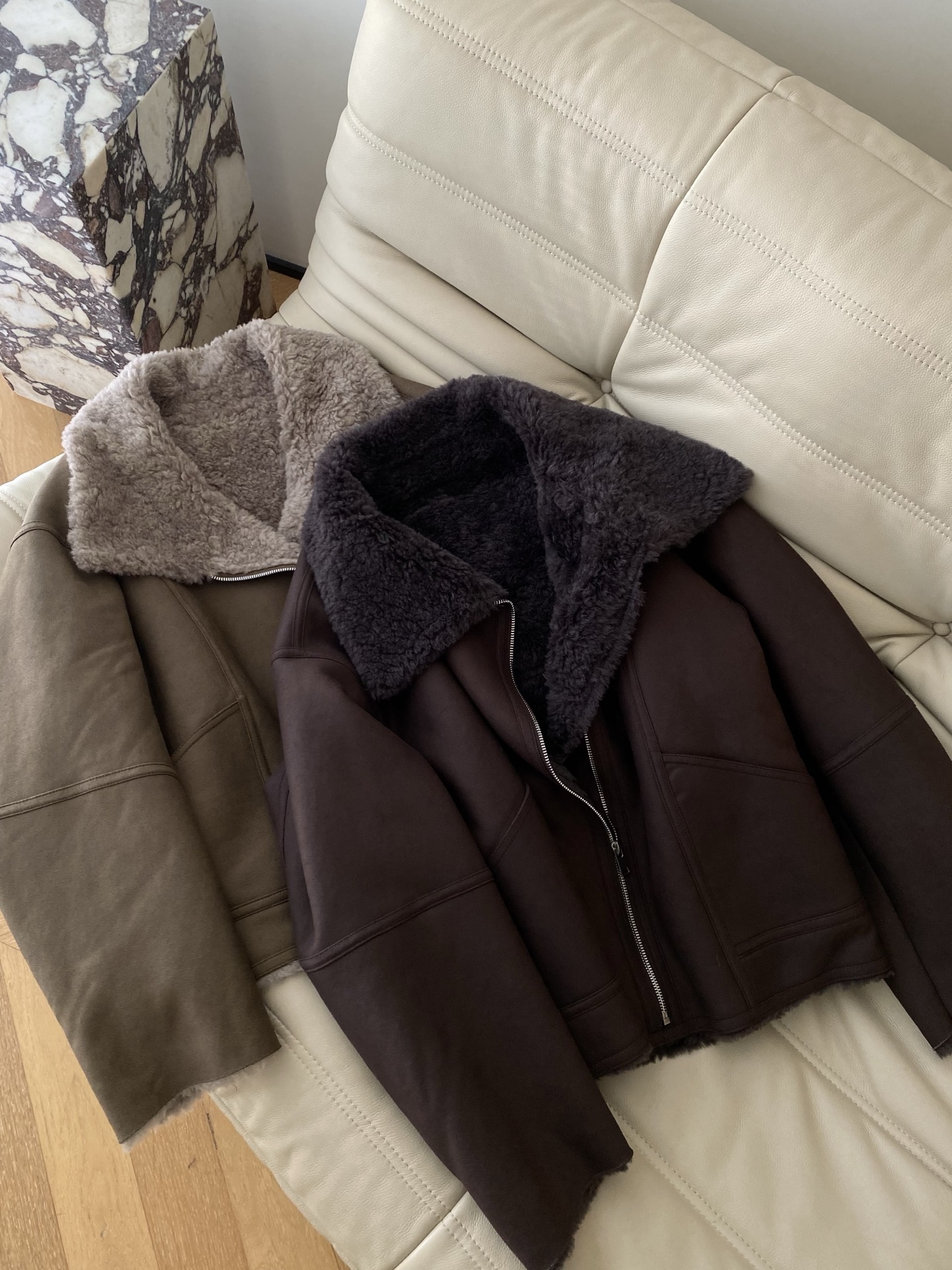 25。F秋冬 巴恩风麂皮澳毛外套 麂皮的软与澳州羊毛绒相结合形成独特的暖冬时尚 领口设计可立领扣防风保暖