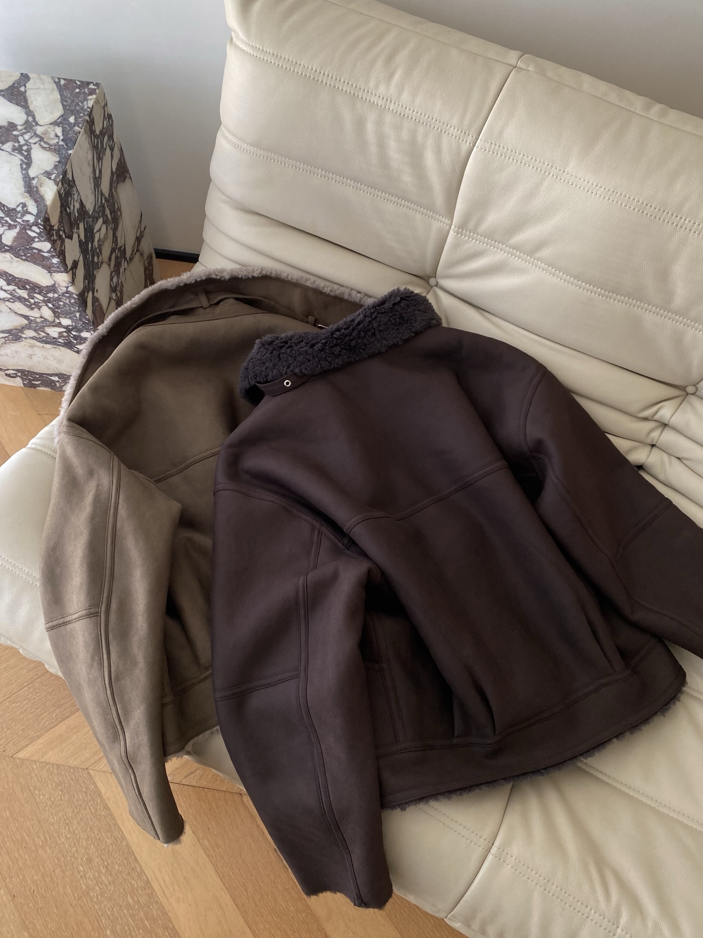 25。F秋冬 巴恩风麂皮澳毛外套 麂皮的软与澳州羊毛绒相结合形成独特的暖冬时尚 领口设计可立领扣防风保暖