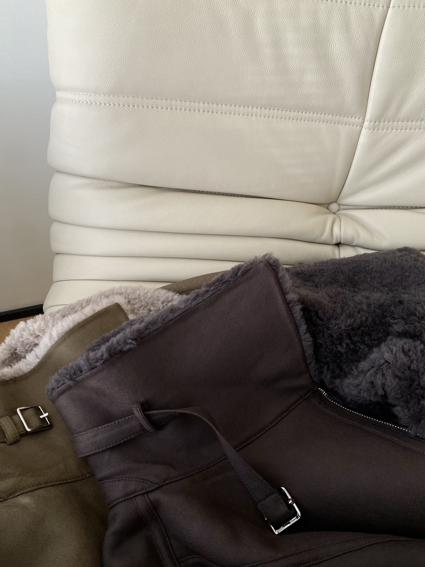 25。F秋冬 巴恩风麂皮澳毛外套 麂皮的软与澳州羊毛绒相结合形成独特的暖冬时尚 领口设计可立领扣防风保暖