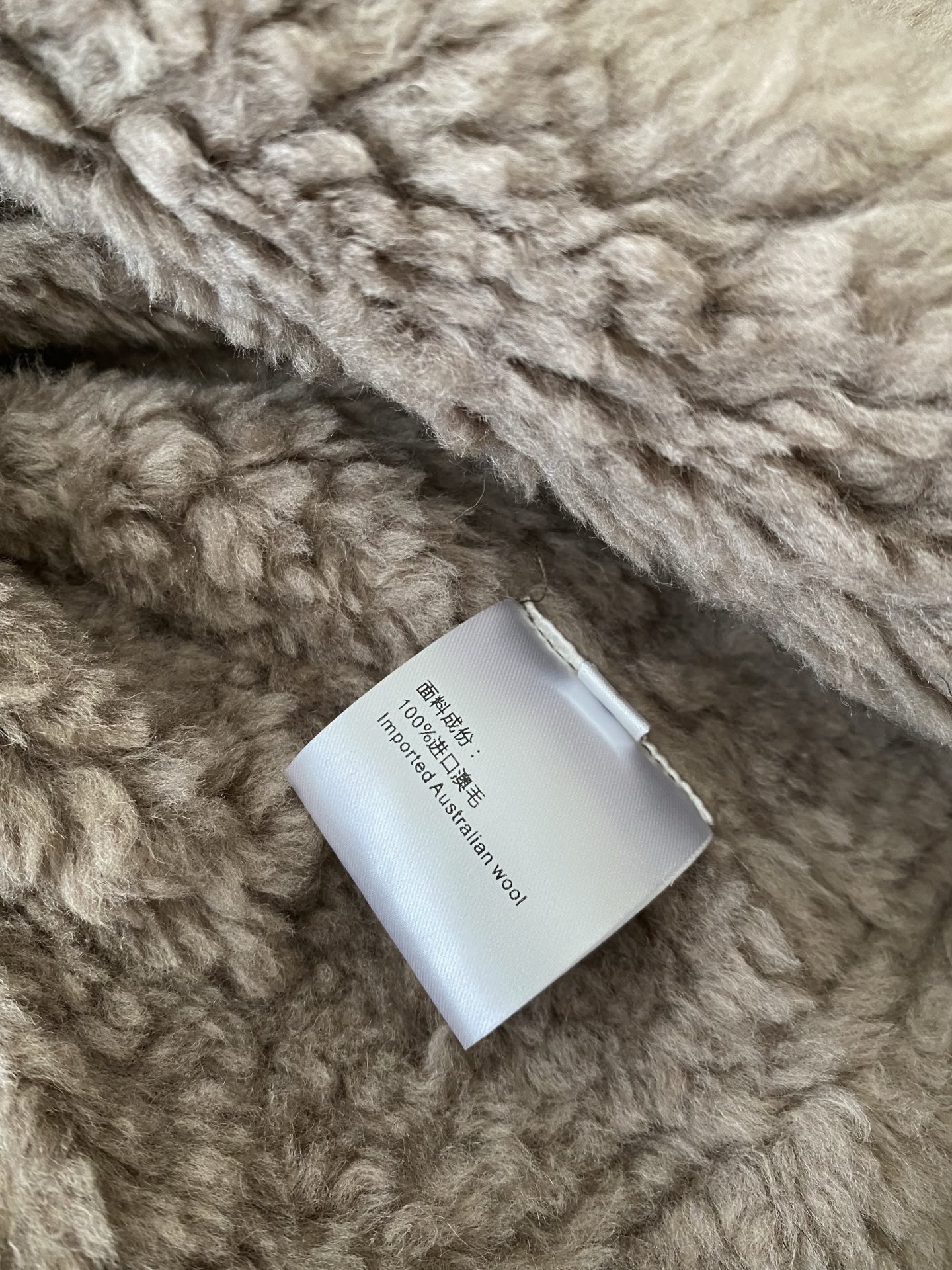 25。F秋冬 巴恩风麂皮澳毛外套 麂皮的软与澳州羊毛绒相结合形成独特的暖冬时尚 领口设计可立领扣防风保暖