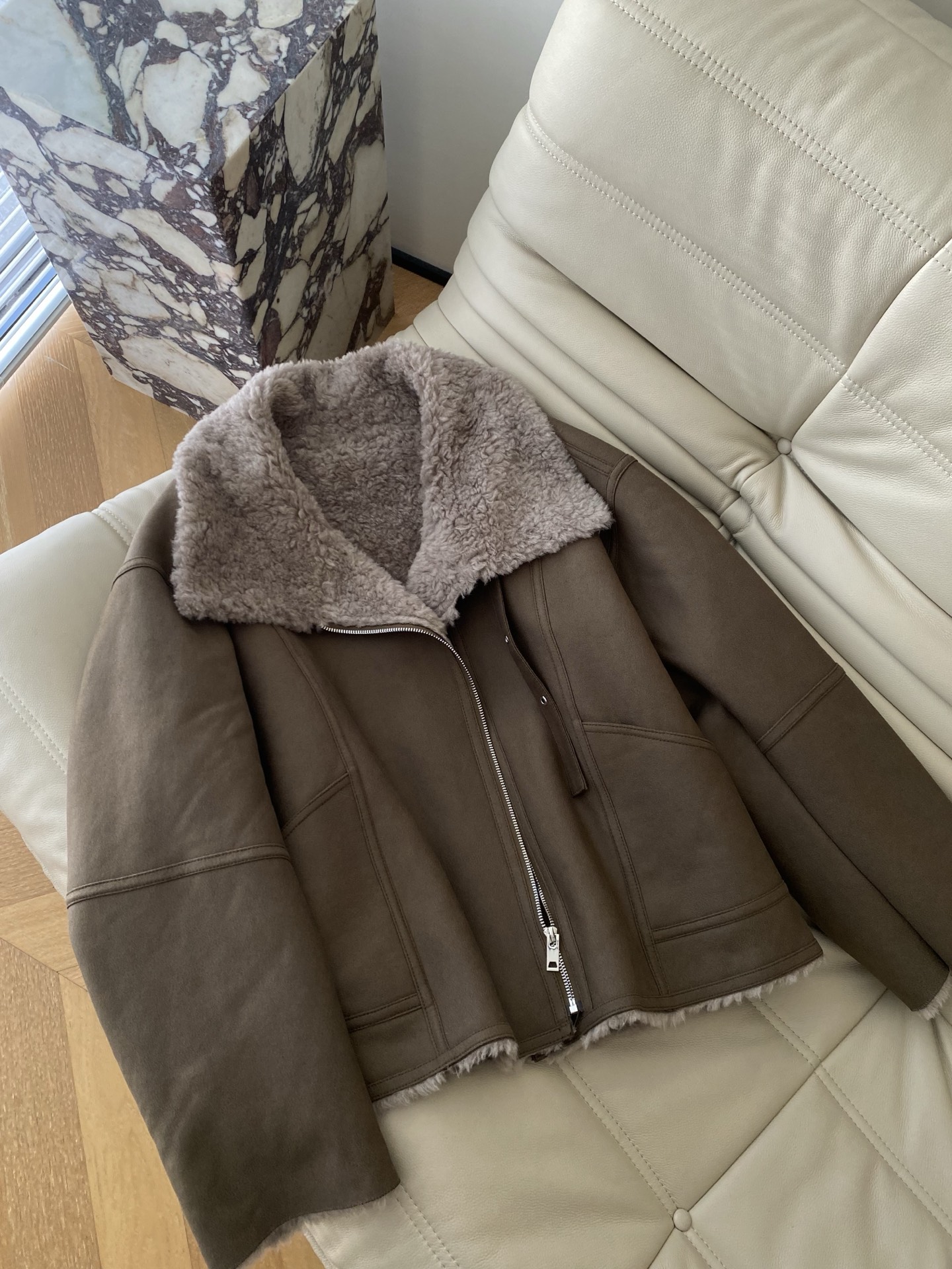 25。F秋冬 巴恩风麂皮澳毛外套 麂皮的软与澳州羊毛绒相结合形成独特的暖冬时尚 领口设计可立领扣防风保暖