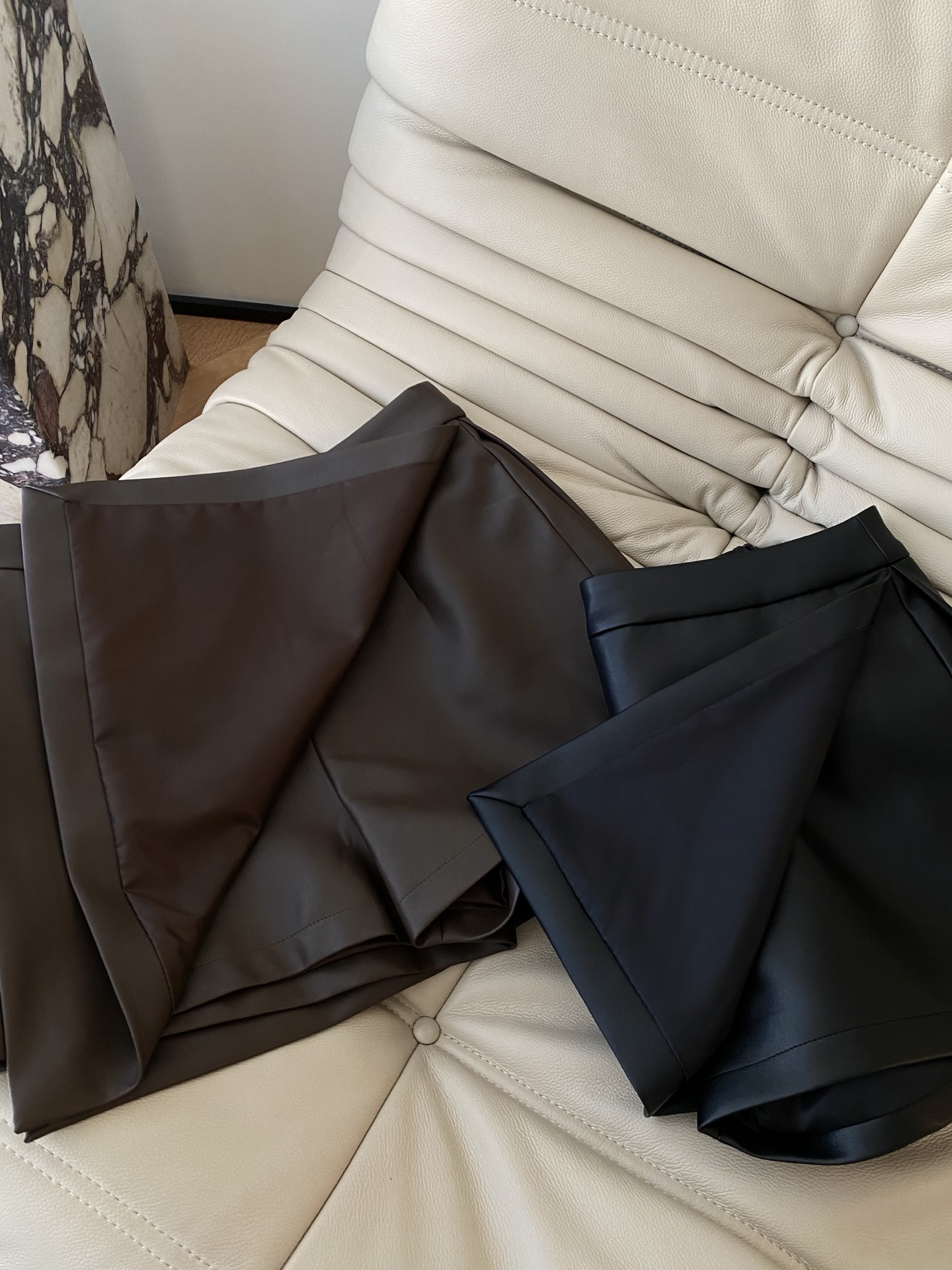 25。F秋冬 P家蛋白皮裤裙自带哑光皮质高级感 两侧摆的开口设计更为显瘦提升造型感 小三角标藏着不动声色