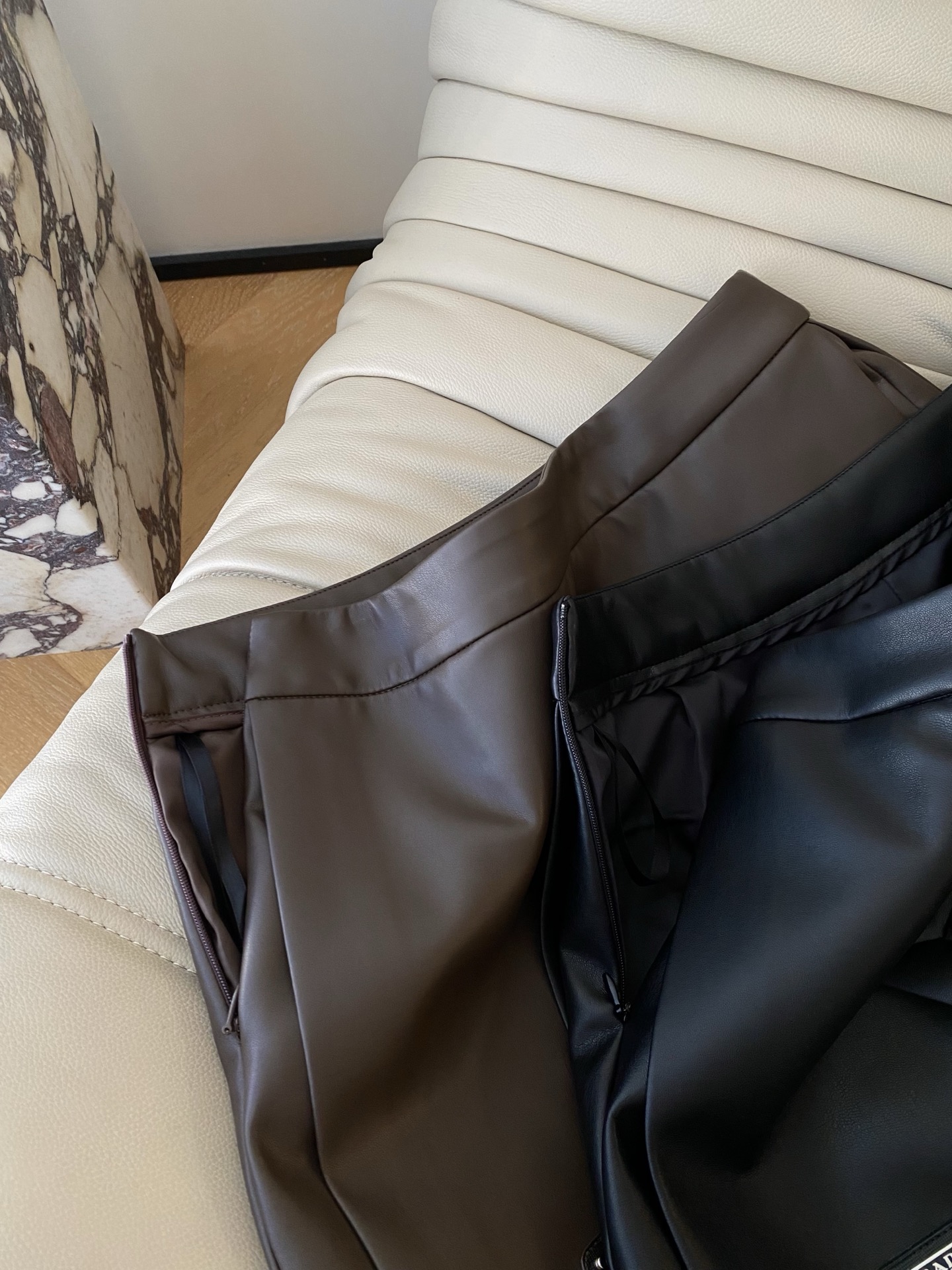 25。F秋冬 P家蛋白皮裤裙自带哑光皮质高级感 两侧摆的开口设计更为显瘦提升造型感 小三角标藏着不动声色