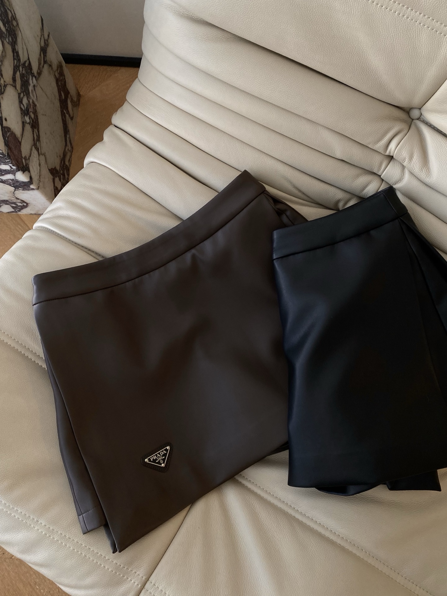 25。F秋冬 P家蛋白皮裤裙自带哑光皮质高级感 两侧摆的开口设计更为显瘦提升造型感 小三角标藏着不动声色