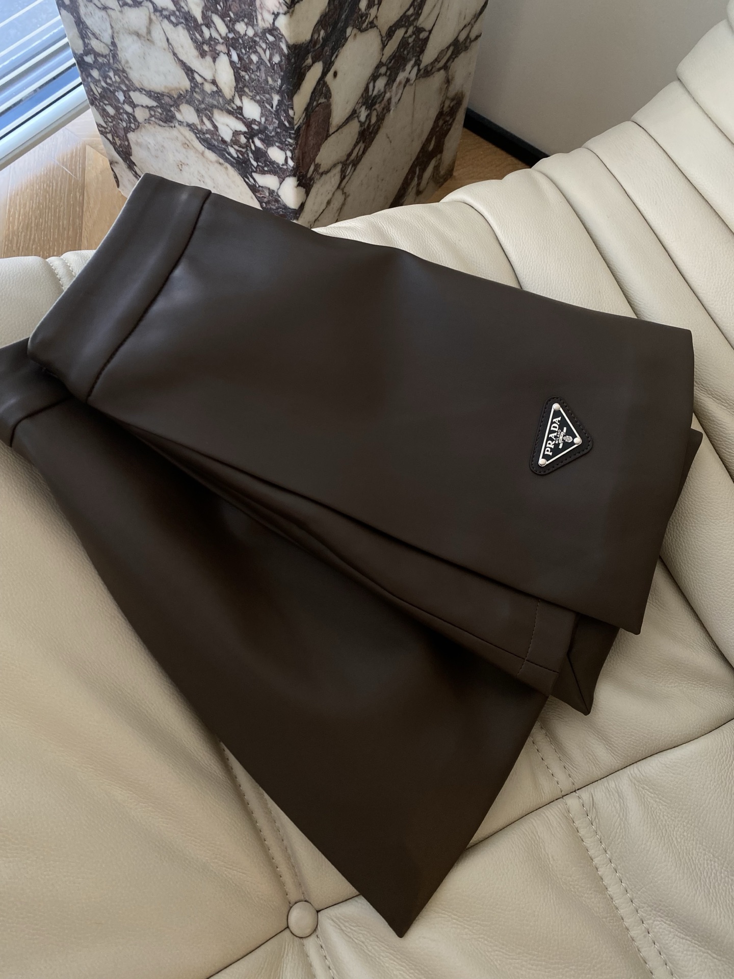 25。F秋冬 P家蛋白皮裤裙自带哑光皮质高级感 两侧摆的开口设计更为显瘦提升造型感 小三角标藏着不动声色