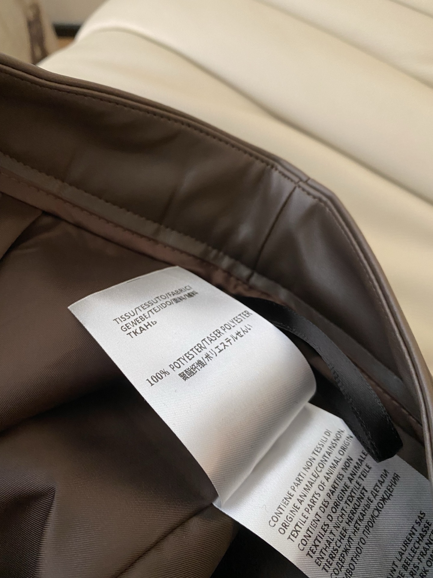 25。F秋冬 P家蛋白皮裤裙自带哑光皮质高级感 两侧摆的开口设计更为显瘦提升造型感 小三角标藏着不动声色