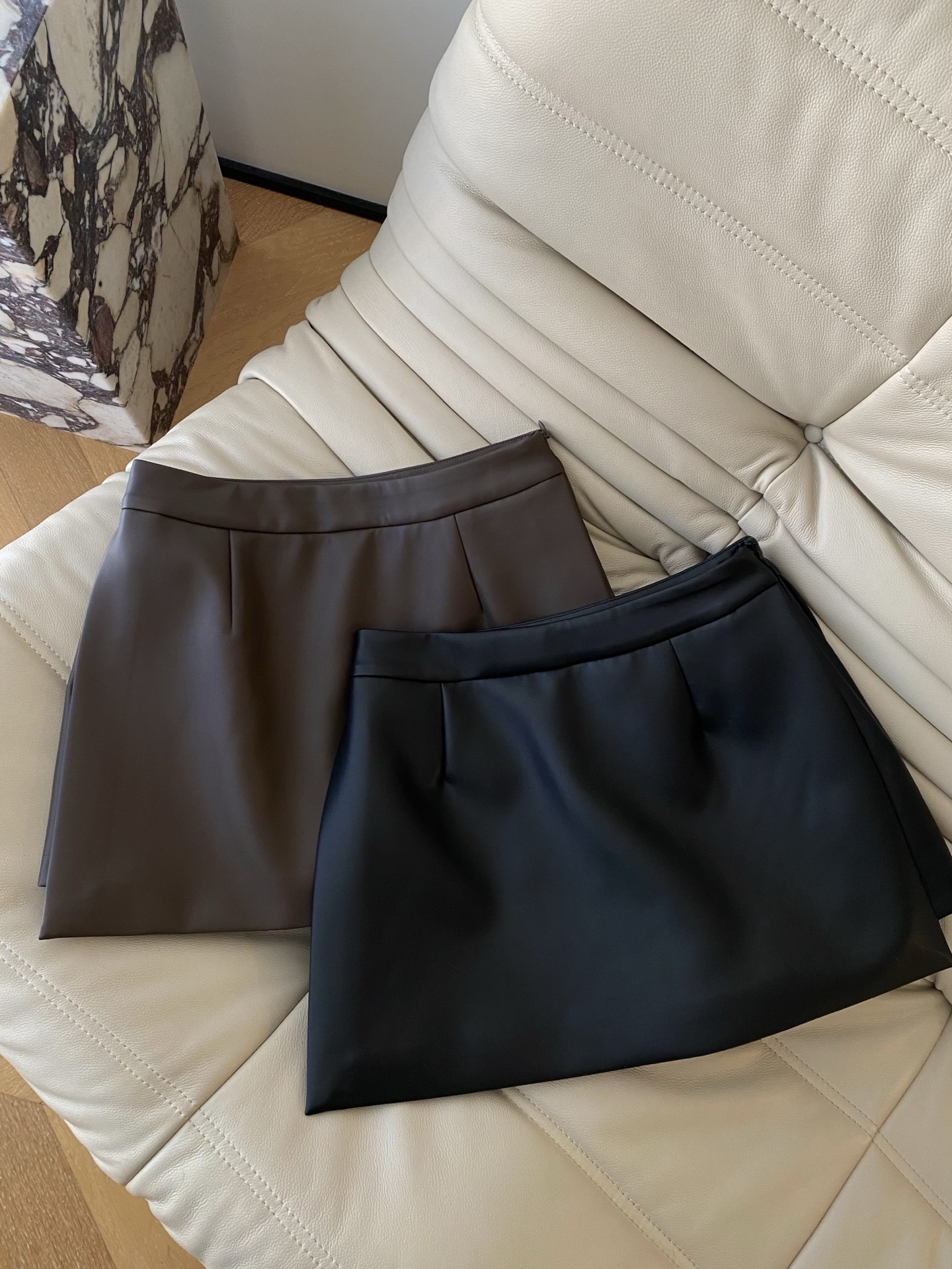 25。F秋冬 P家蛋白皮裤裙自带哑光皮质高级感 两侧摆的开口设计更为显瘦提升造型感 小三角标藏着不动声色