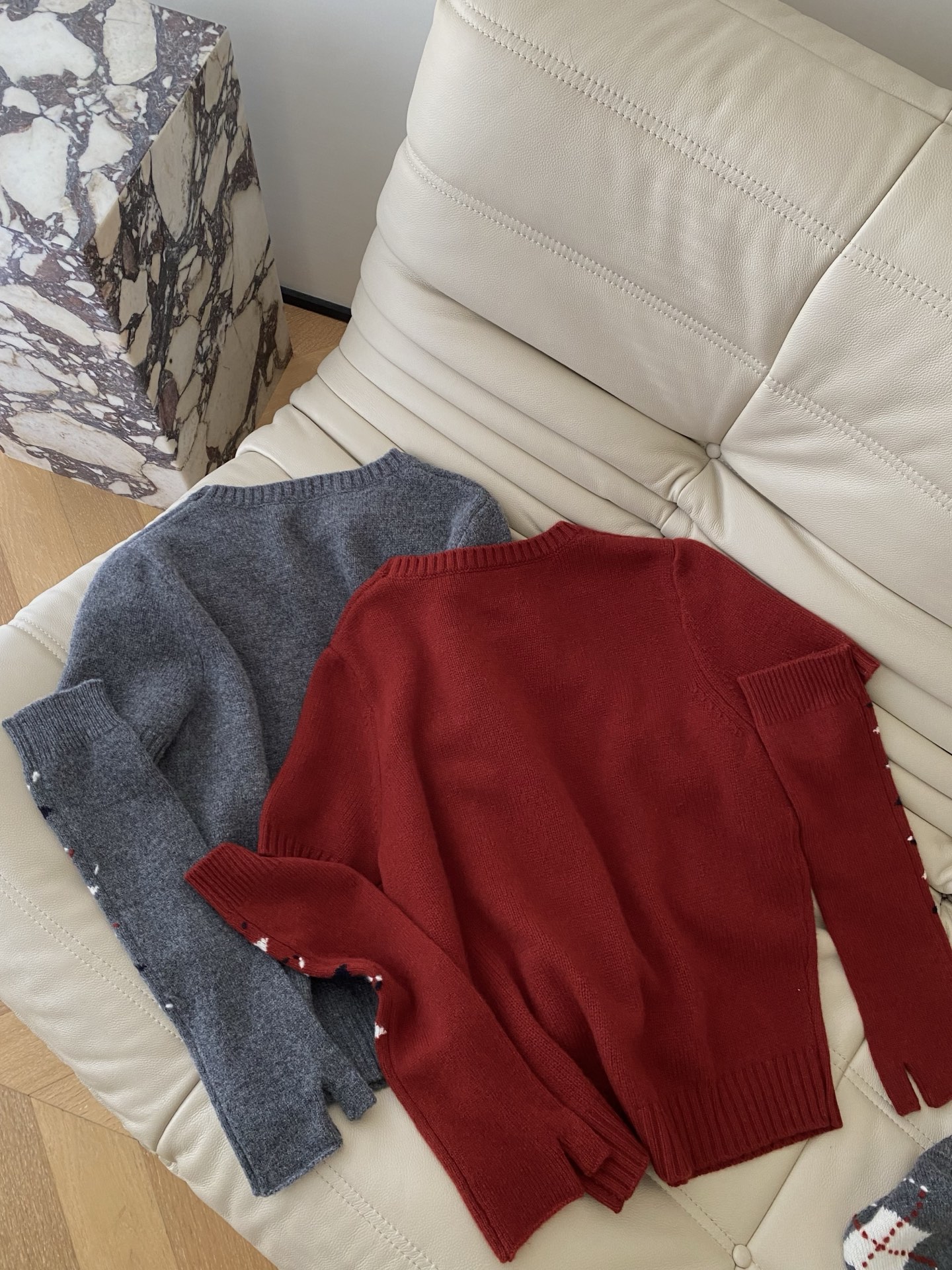 25。F秋冬 Miu系袖套两件套毛衣 采用羊毛混纺面料 小圆领设计袖子是两截式套袖设计 面料超好又亲肤 