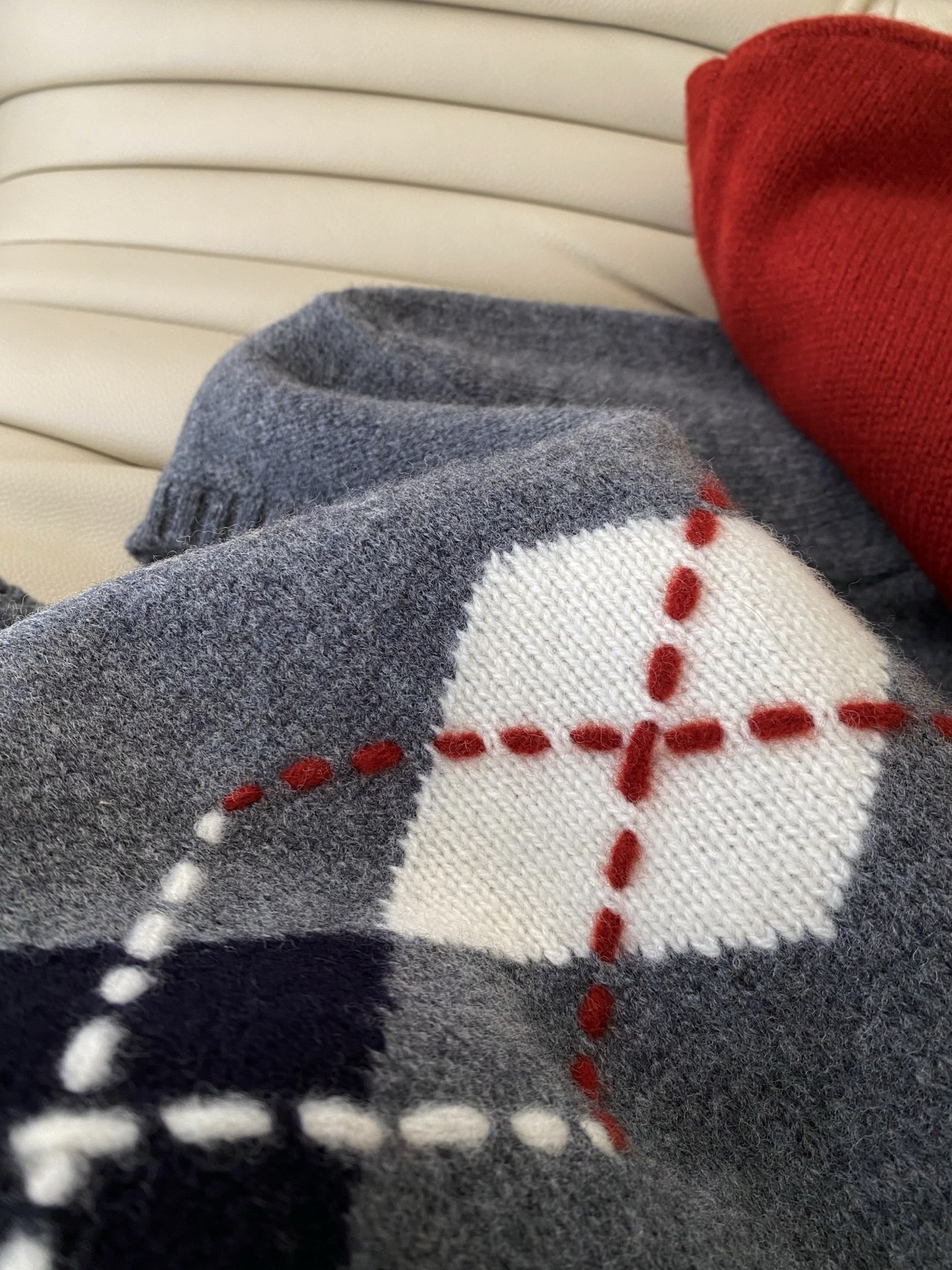 25。F秋冬 Miu系袖套两件套毛衣 采用羊毛混纺面料 小圆领设计袖子是两截式套袖设计 面料超好又亲肤 