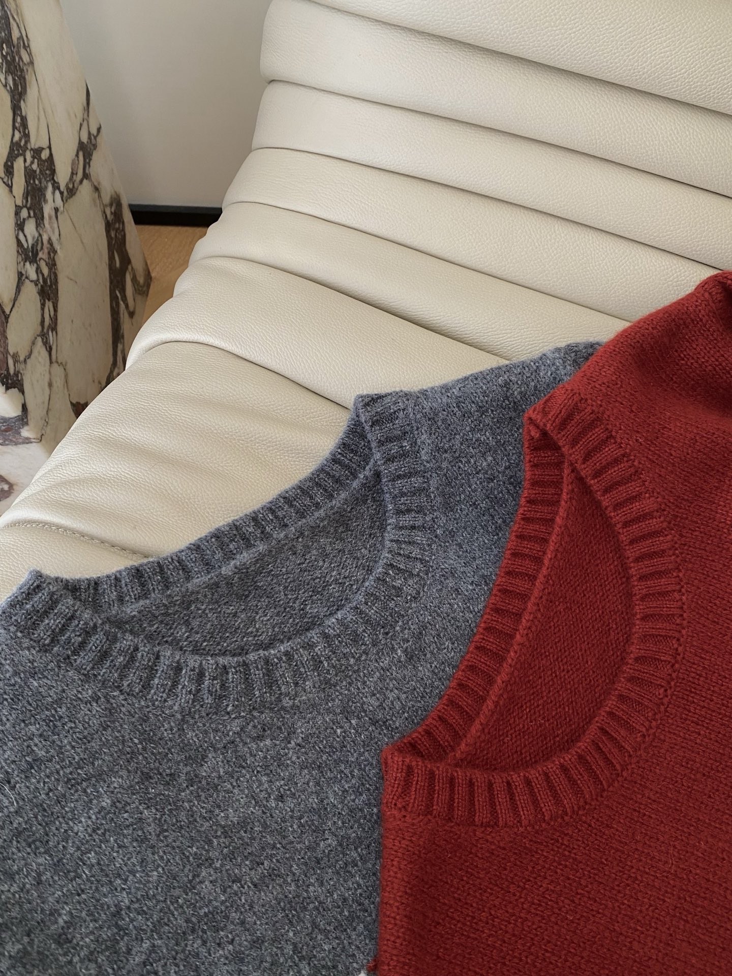 25。F秋冬 Miu系袖套两件套毛衣 采用羊毛混纺面料 小圆领设计袖子是两截式套袖设计 面料超好又亲肤 