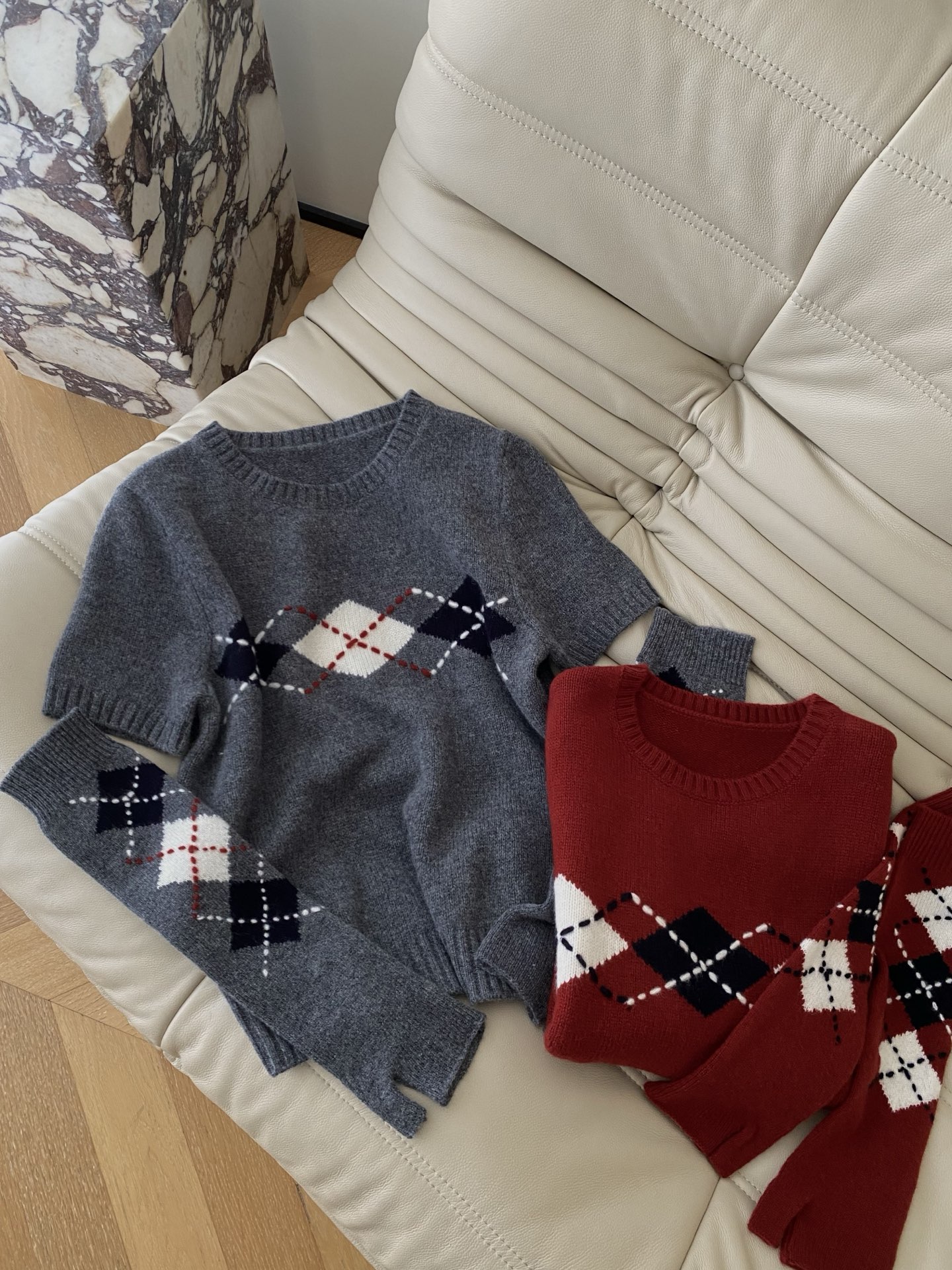 25。F秋冬 Miu系袖套两件套毛衣 采用羊毛混纺面料 小圆领设计袖子是两截式套袖设计 面料超好又亲肤 