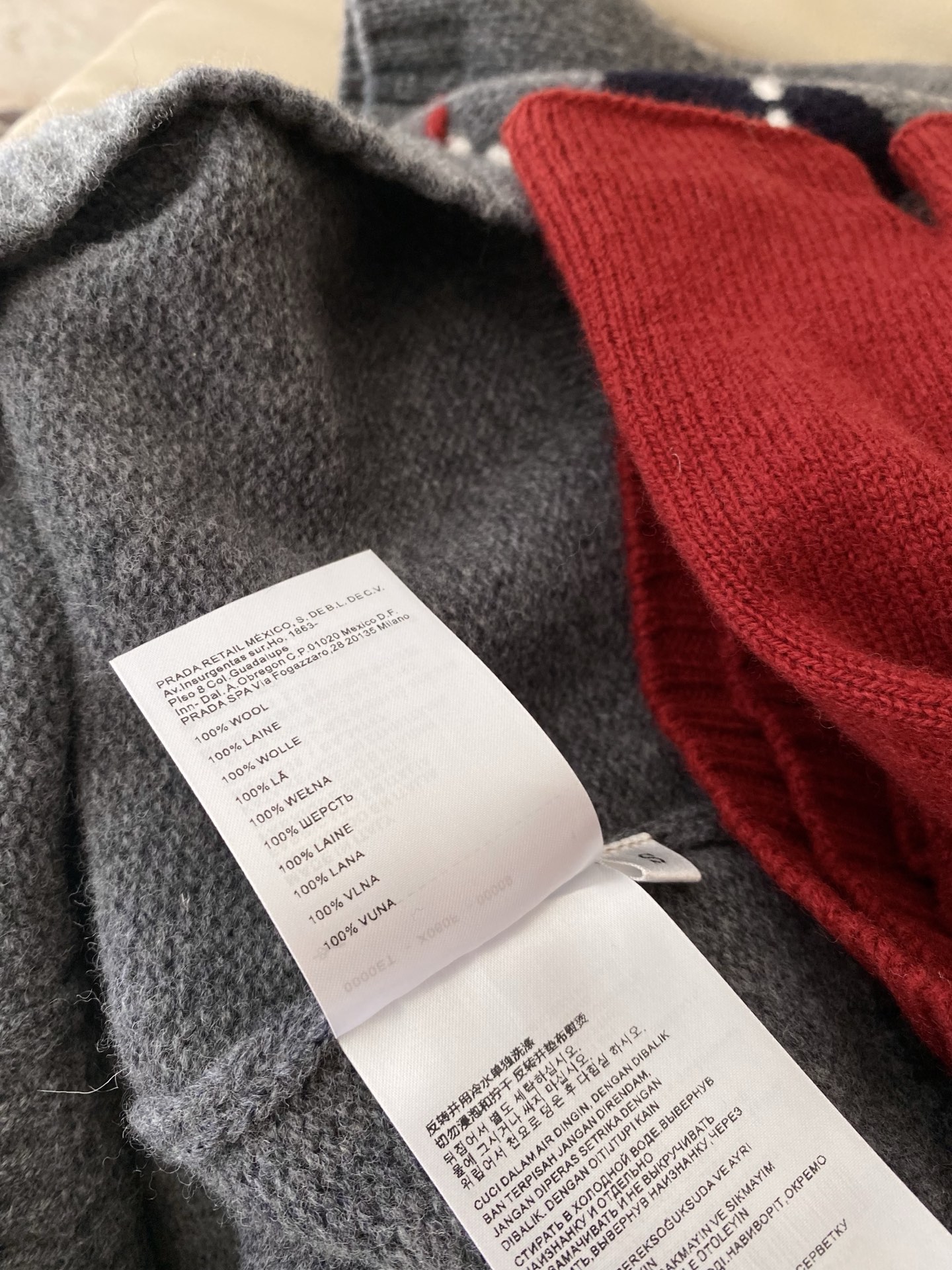 25。F秋冬 Miu系袖套两件套毛衣 采用羊毛混纺面料 小圆领设计袖子是两截式套袖设计 面料超好又亲肤 