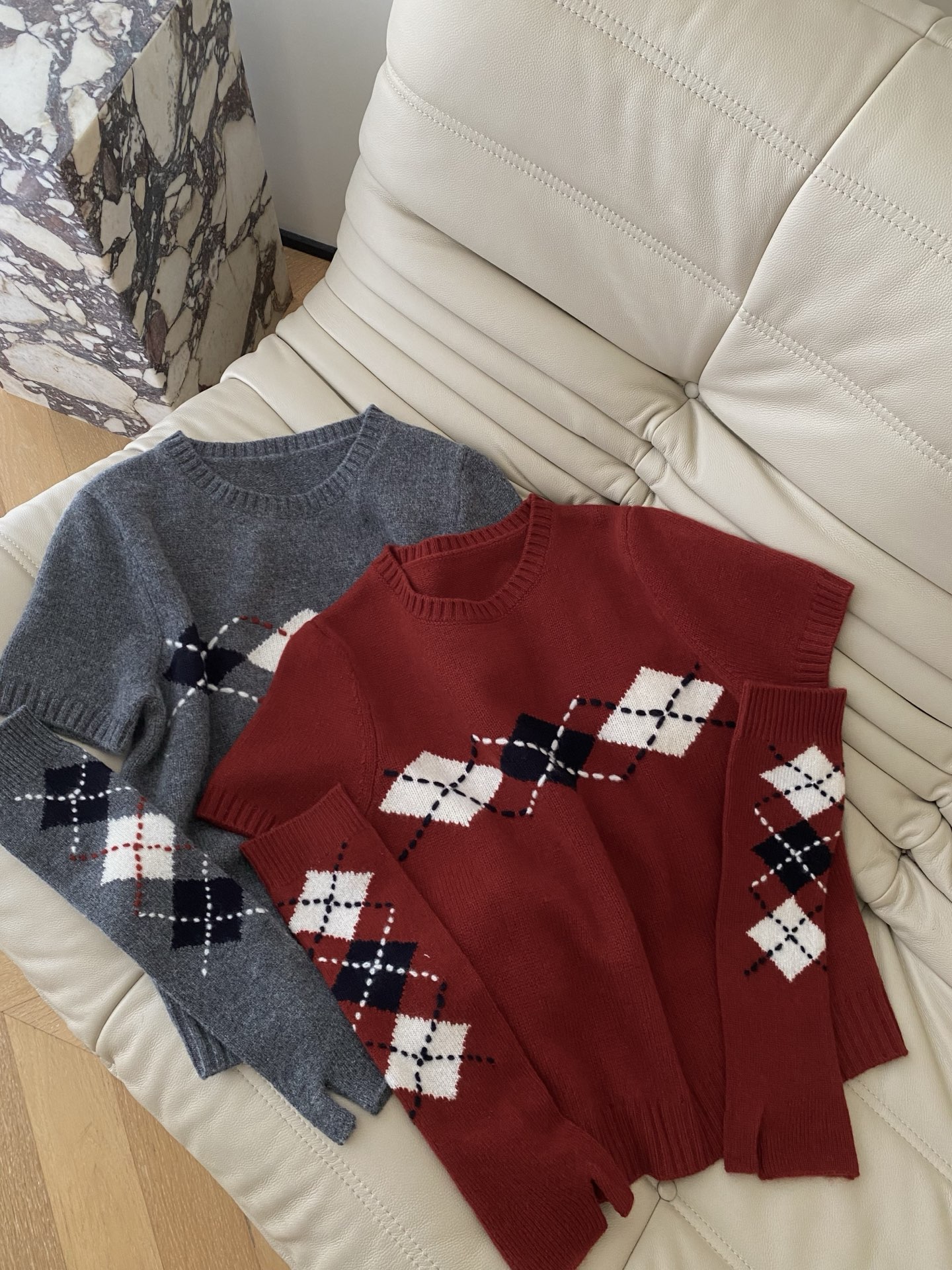 25。F秋冬 Miu系袖套两件套毛衣 采用羊毛混纺面料 小圆领设计袖子是两截式套袖设计 面料超好又亲肤 