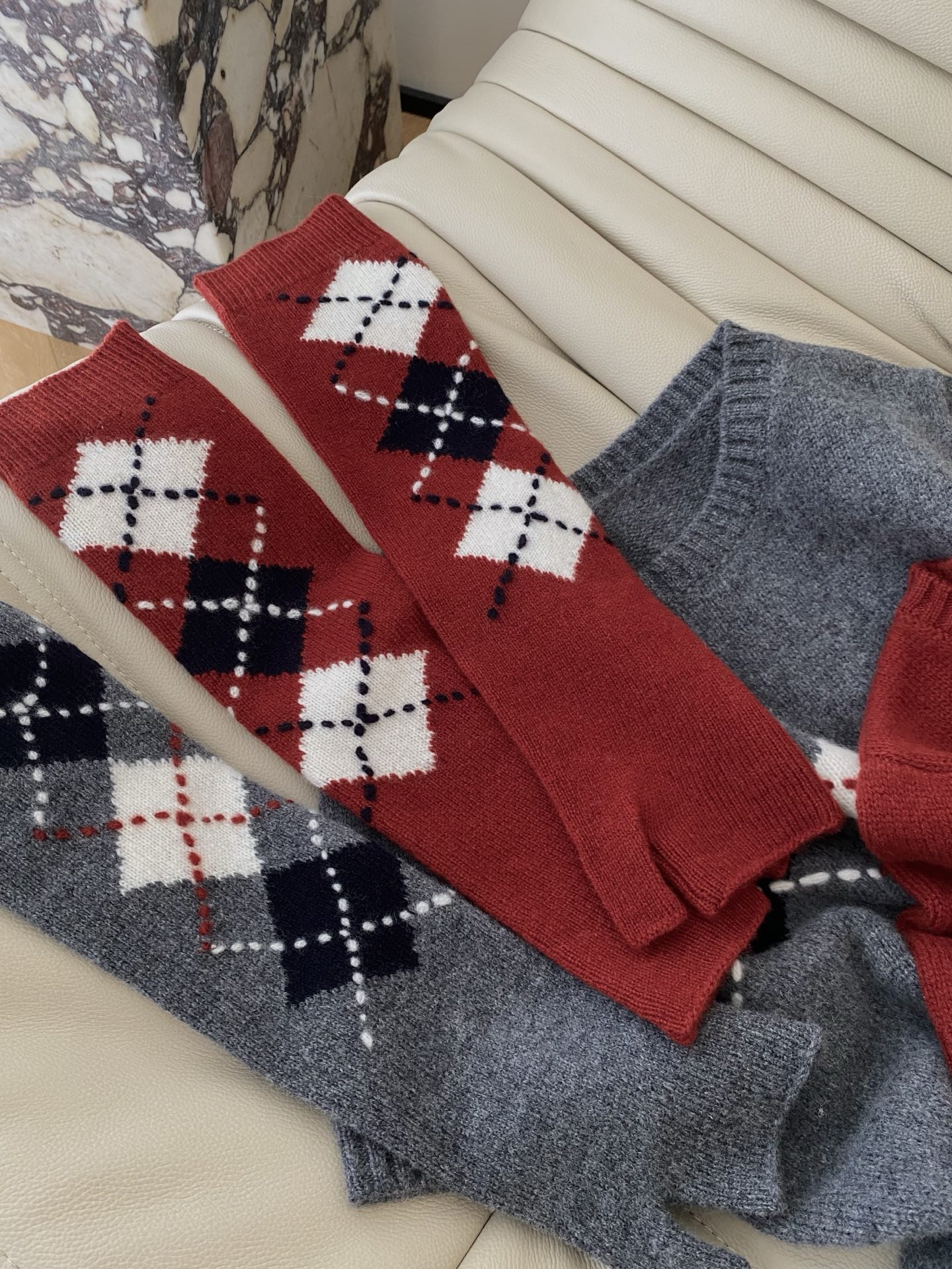 25。F秋冬 Miu系袖套两件套毛衣 采用羊毛混纺面料 小圆领设计袖子是两截式套袖设计 面料超好又亲肤 